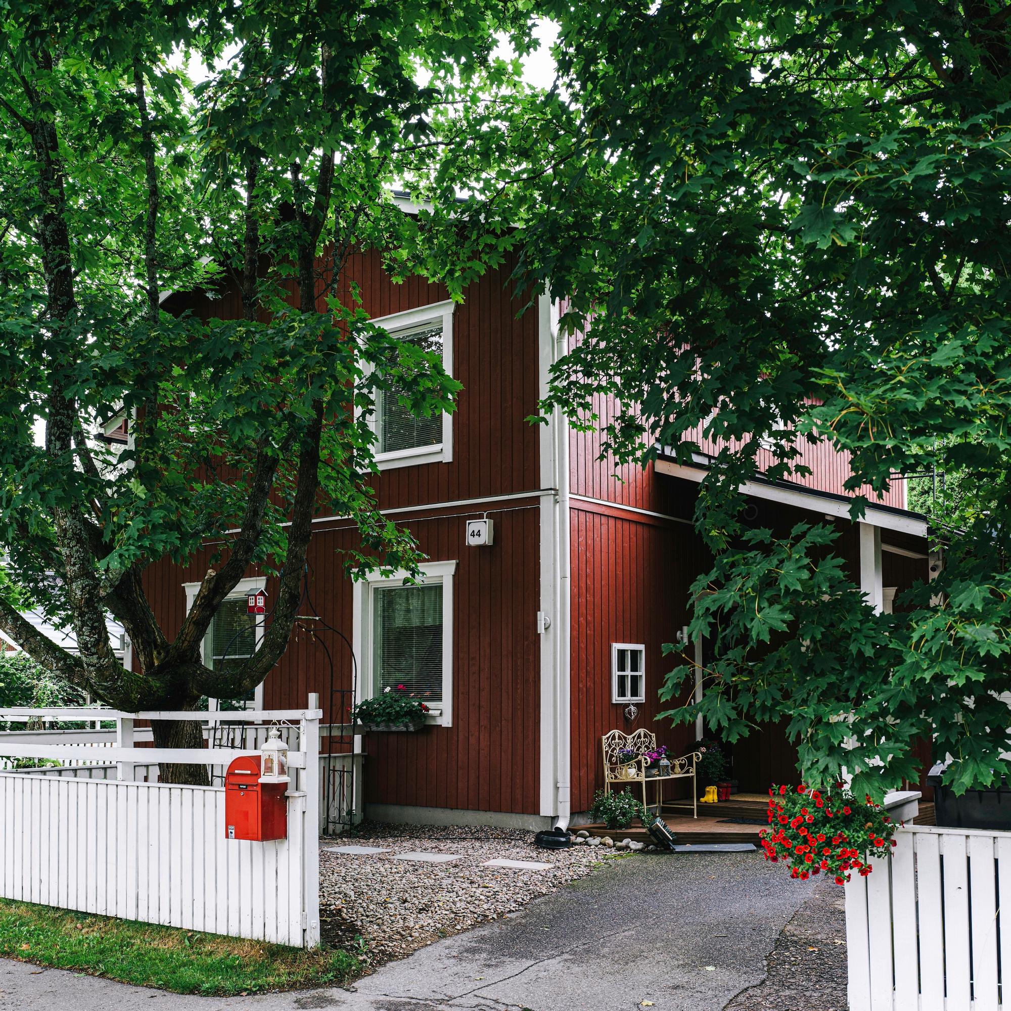 1980-luvun talo kätkee sisäänsä vaaleanpunaisen keittiön, turkoosit seinät ja karnevaalitunnelmaa – ”Meillä on täällä vähän Balia, Intiaa ja Karibiaa”