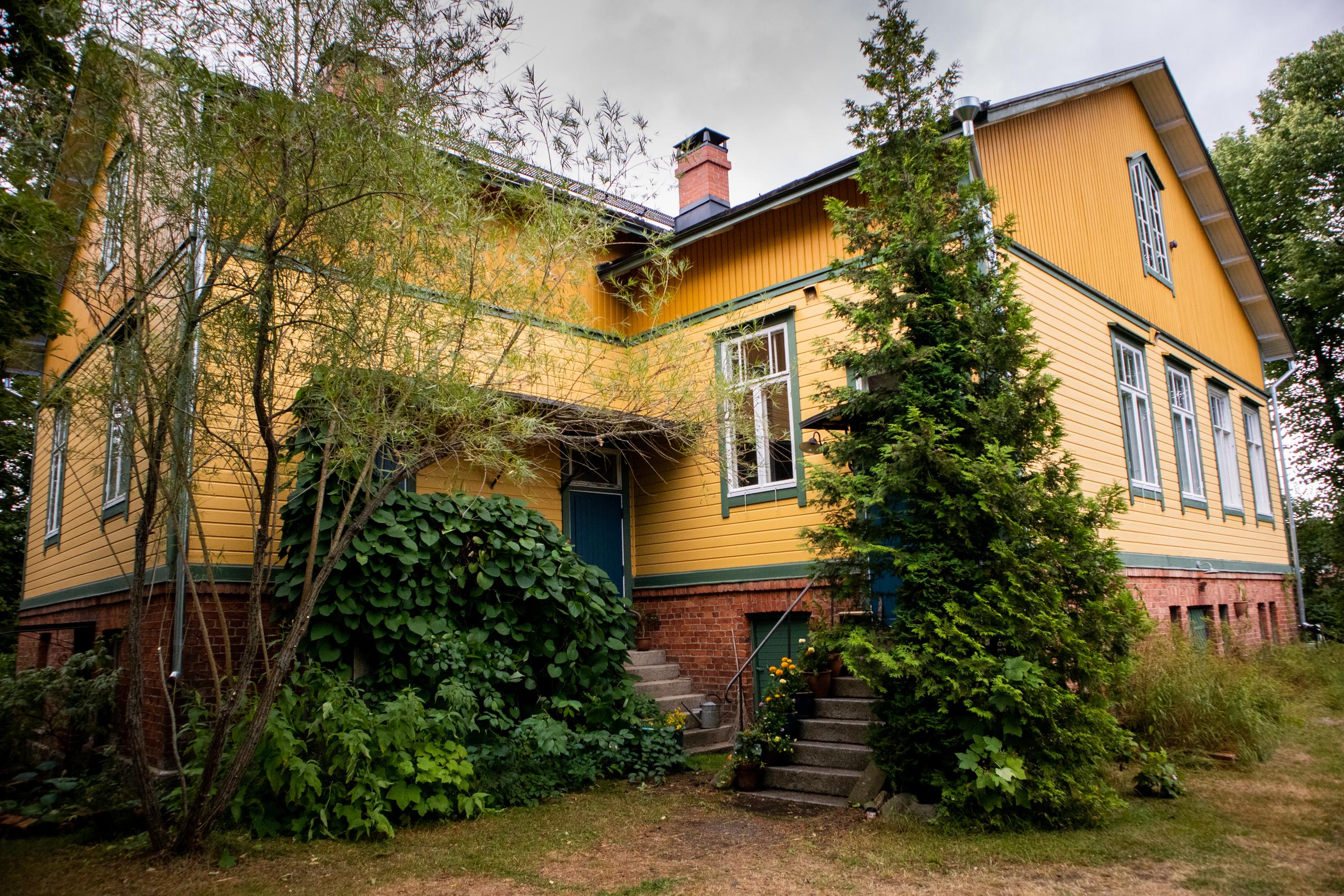 Tässä on Suomen kaunein koti 2021 – suunnittelijapariskunta Saana ja Olli kunnosti vanhan koulun todelliseksi silmäkarkiksi