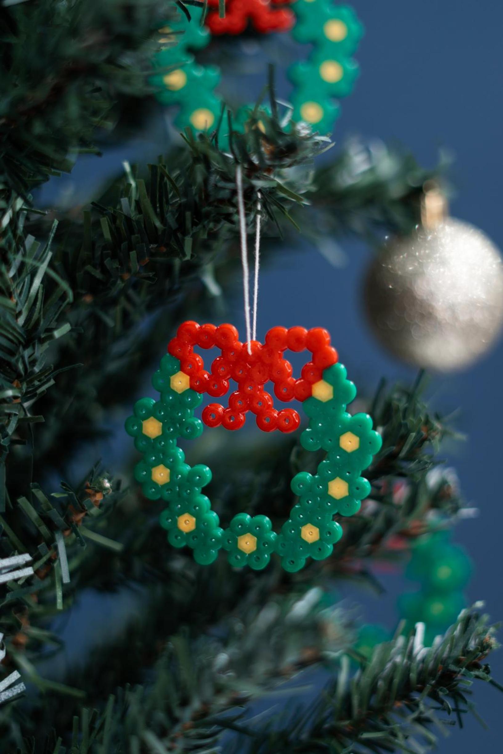 Minikranssi kuusessa roikkumassa.
