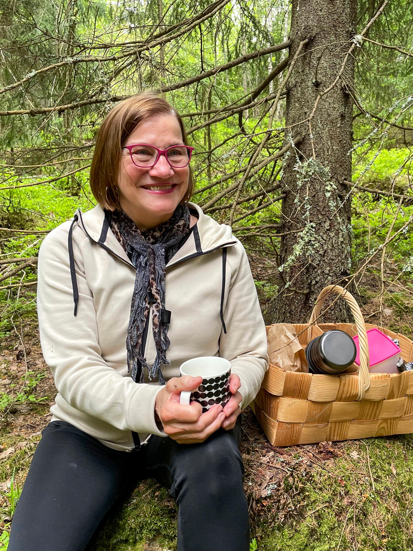 Riitta loihtii herkkuja saarimökin yksinkertaisissa oloissa – katso konkarikokkaajan kätevät ideat!
