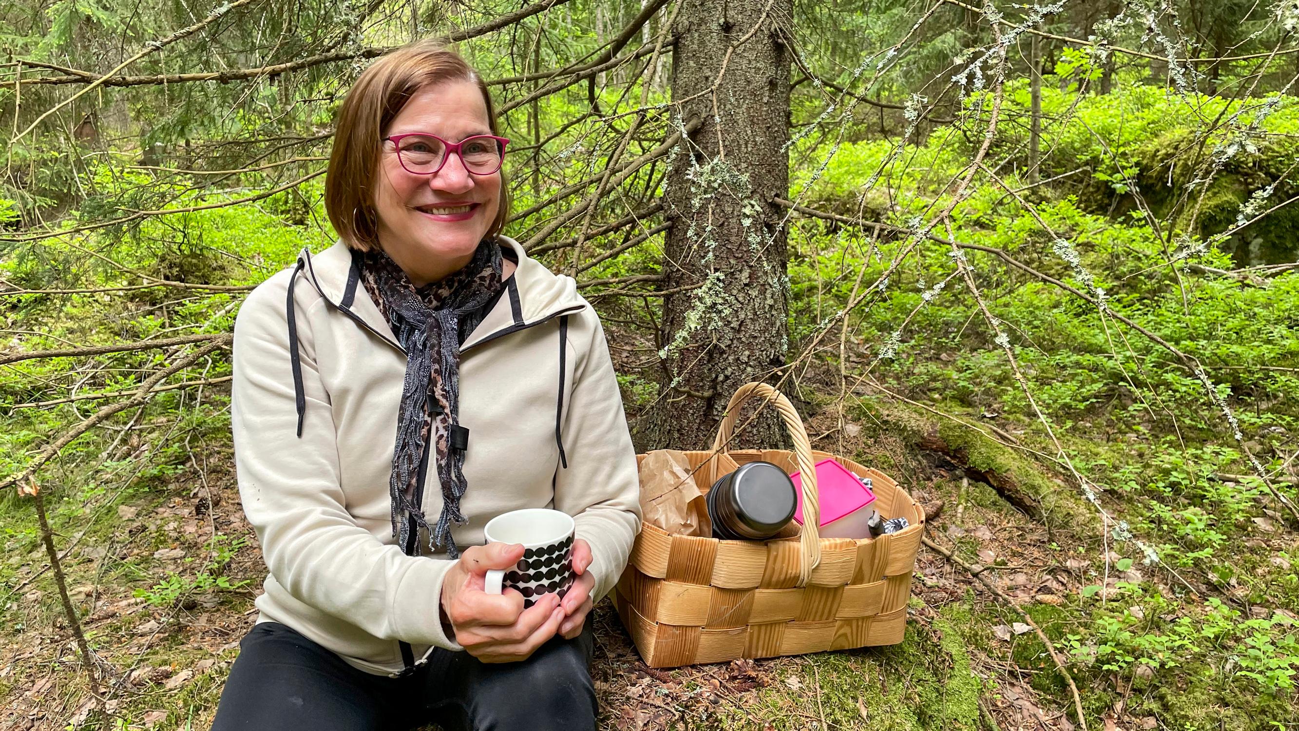 Riitta loihtii herkkuja saarimökin yksinkertaisissa oloissa – katso konkarikokkaajan kätevät ideat!