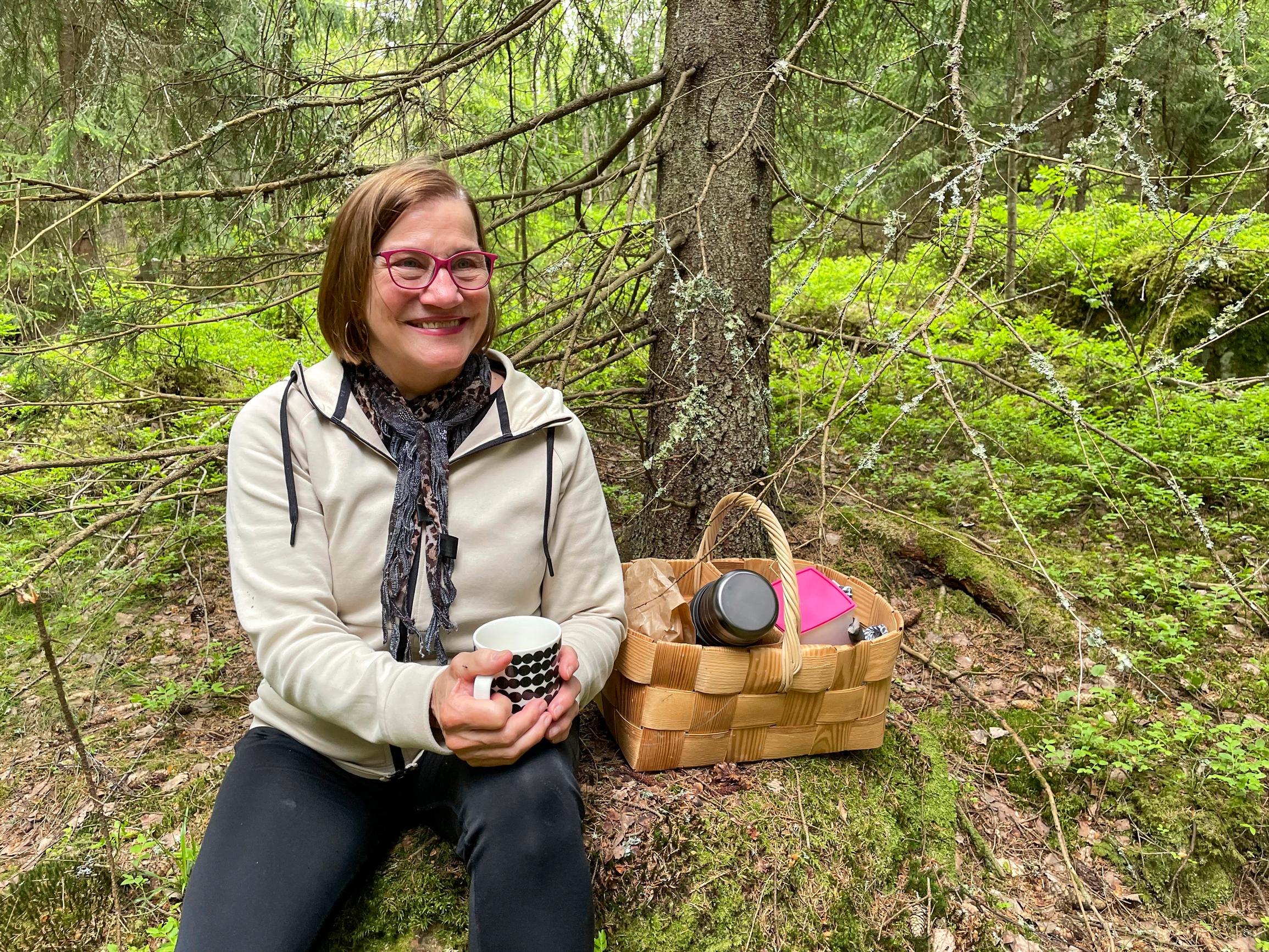 Riitta loihtii herkkuja saarimökin yksinkertaisissa oloissa – katso konkarikokkaajan kätevät ideat!