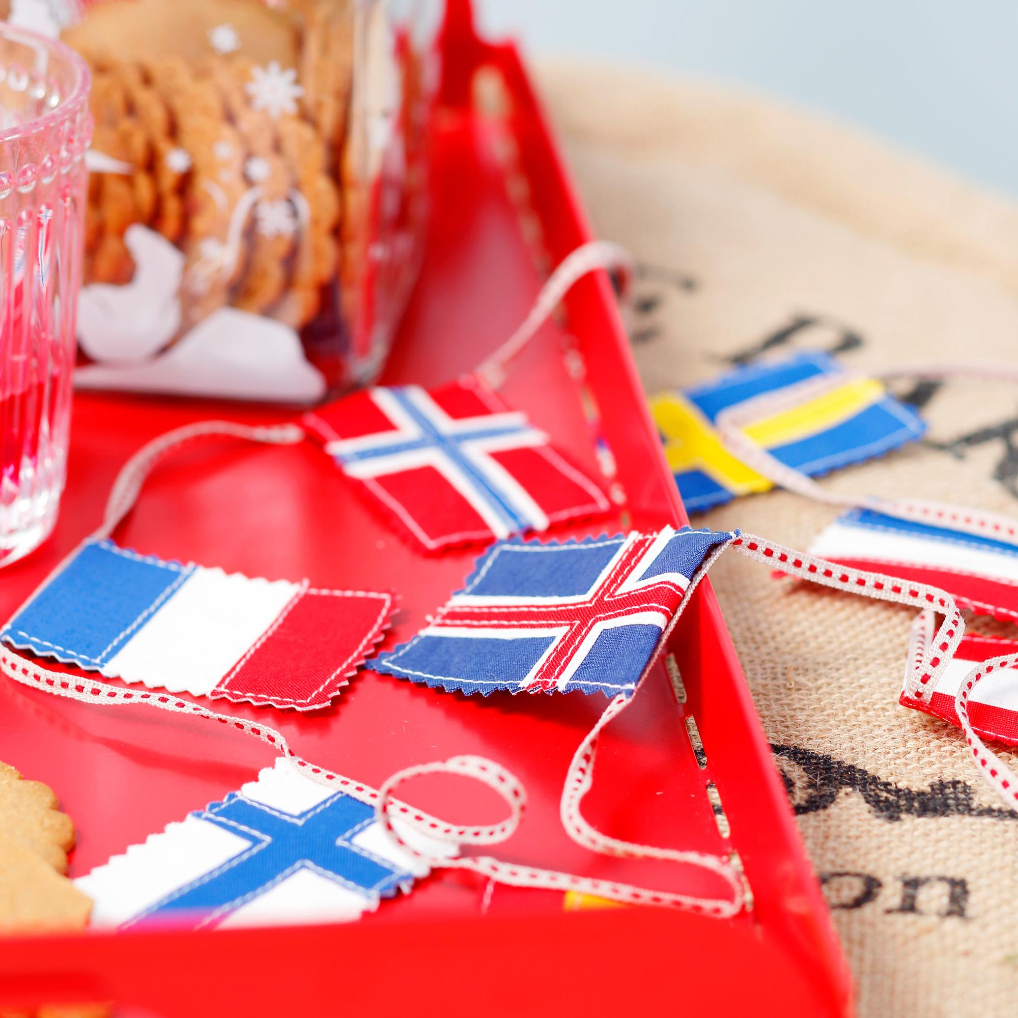 Ompele joulukuuseen perinteinen lippunauha – katso ohje!