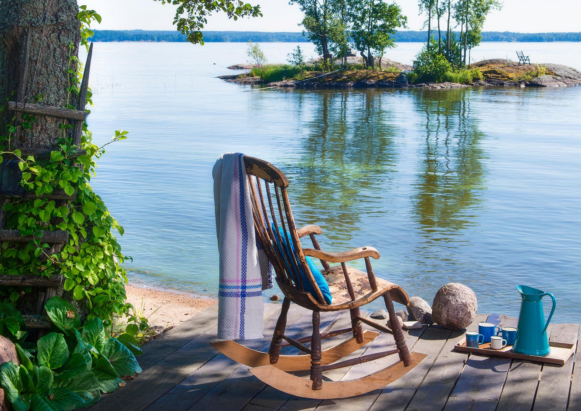 Auringonpalvontaa, nautinnollisia päiväkahveja ja riippukeinussa haaveilua! Mökkiterassi on paras paikka rentoutumiseen