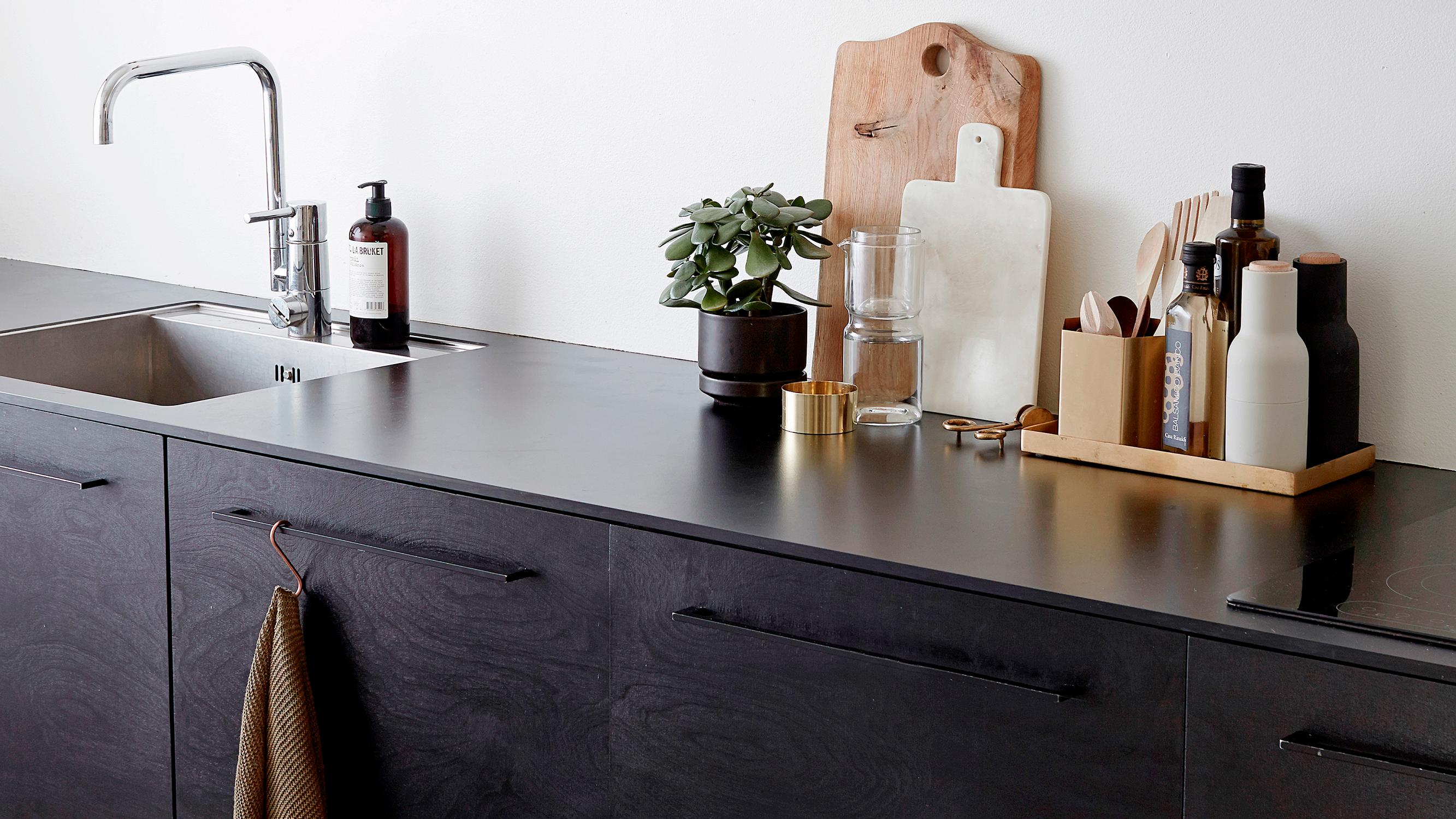 Keittiön työtason hoito materiaalin mukaan