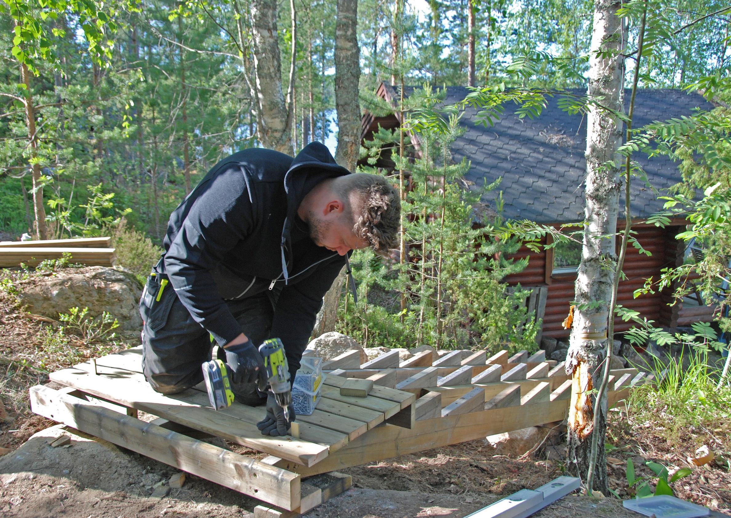 Tee tukevat puuportaat mökkirinteeseen