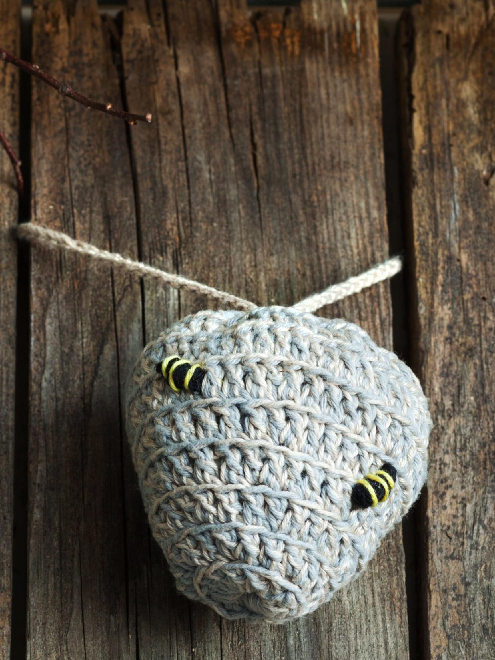 Bzzz! Virkkaa valeampiaispesä pörriäisten hämäykseksi