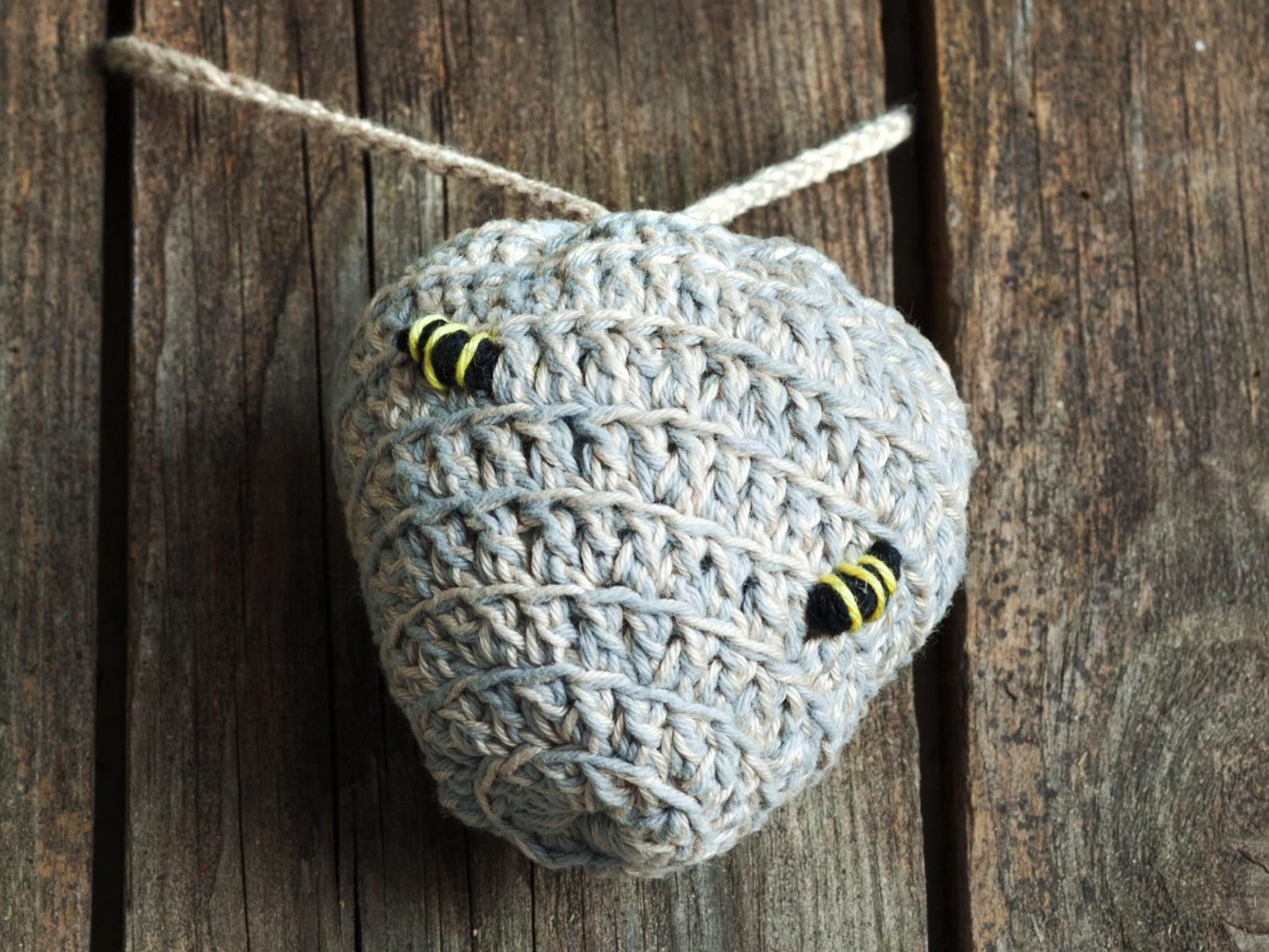 Bzzz! Virkkaa valeampiaispesä pörriäisten hämäykseksi