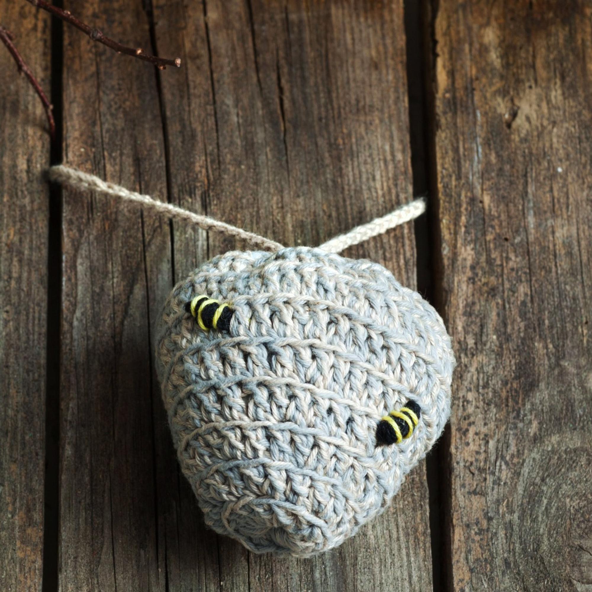 Bzzz! Virkkaa valeampiaispesä pörriäisten hämäykseksi