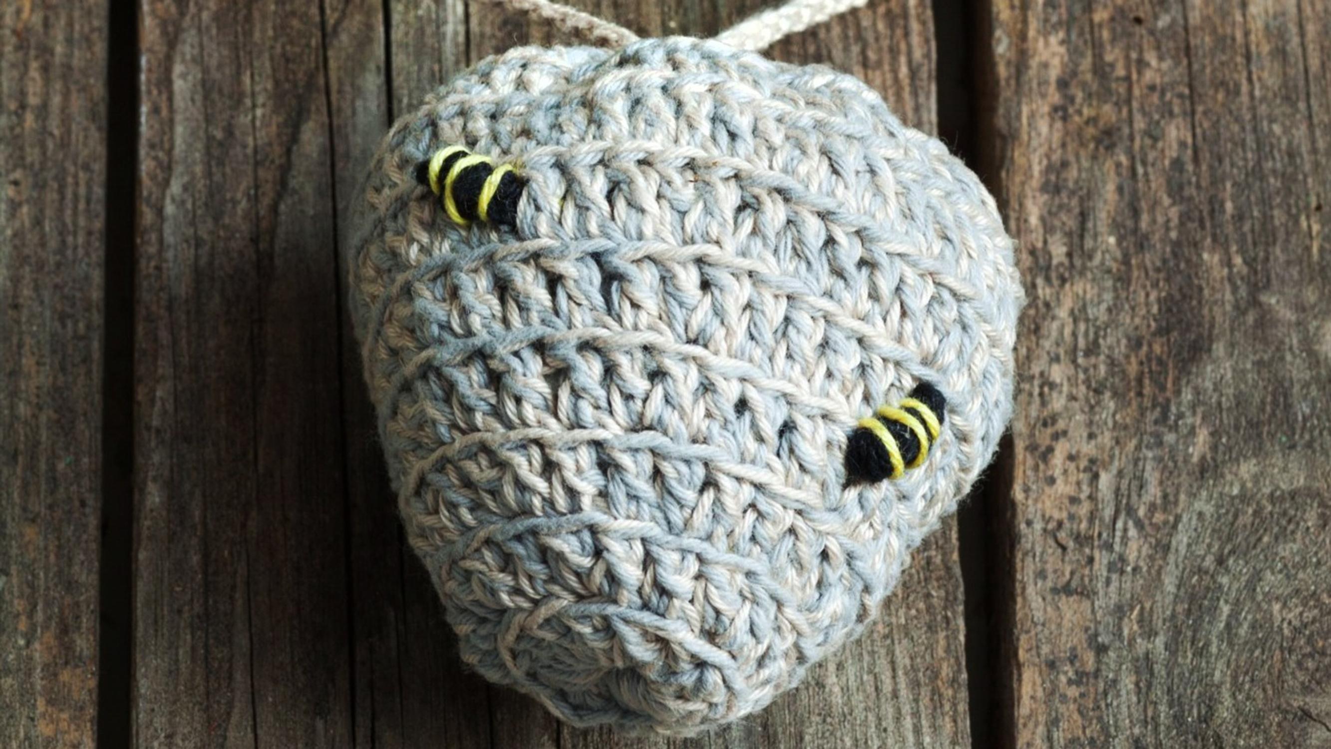 Bzzz! Virkkaa valeampiaispesä pörriäisten hämäykseksi