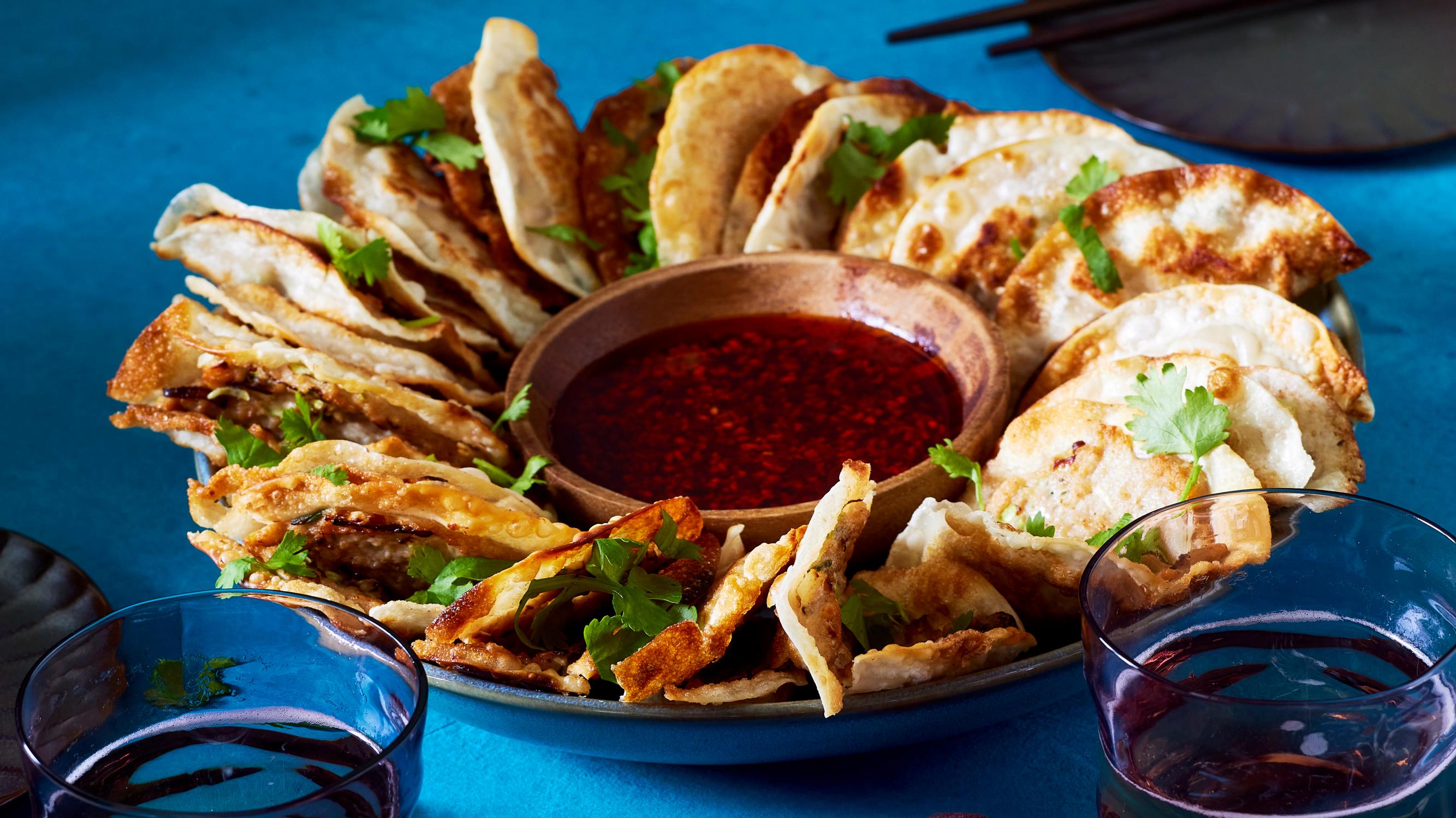 Smash-dumplingit – nyt ei näperretä, vaan rapeaksi paistetut dumplingit syödään rennosti kuin tacot