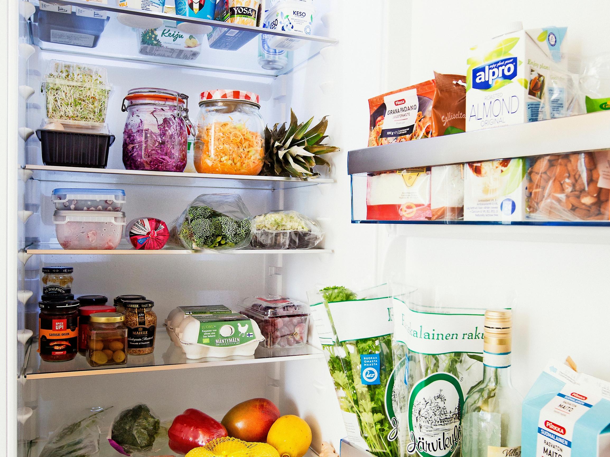 Tiesitkö, miksei mökin vanhoista muovimukeista kannata juoda tai lapsille antaa vanhoja muovileluja? ”Ennen muovin valmistusta ei valvottu niin kuin nykyään”