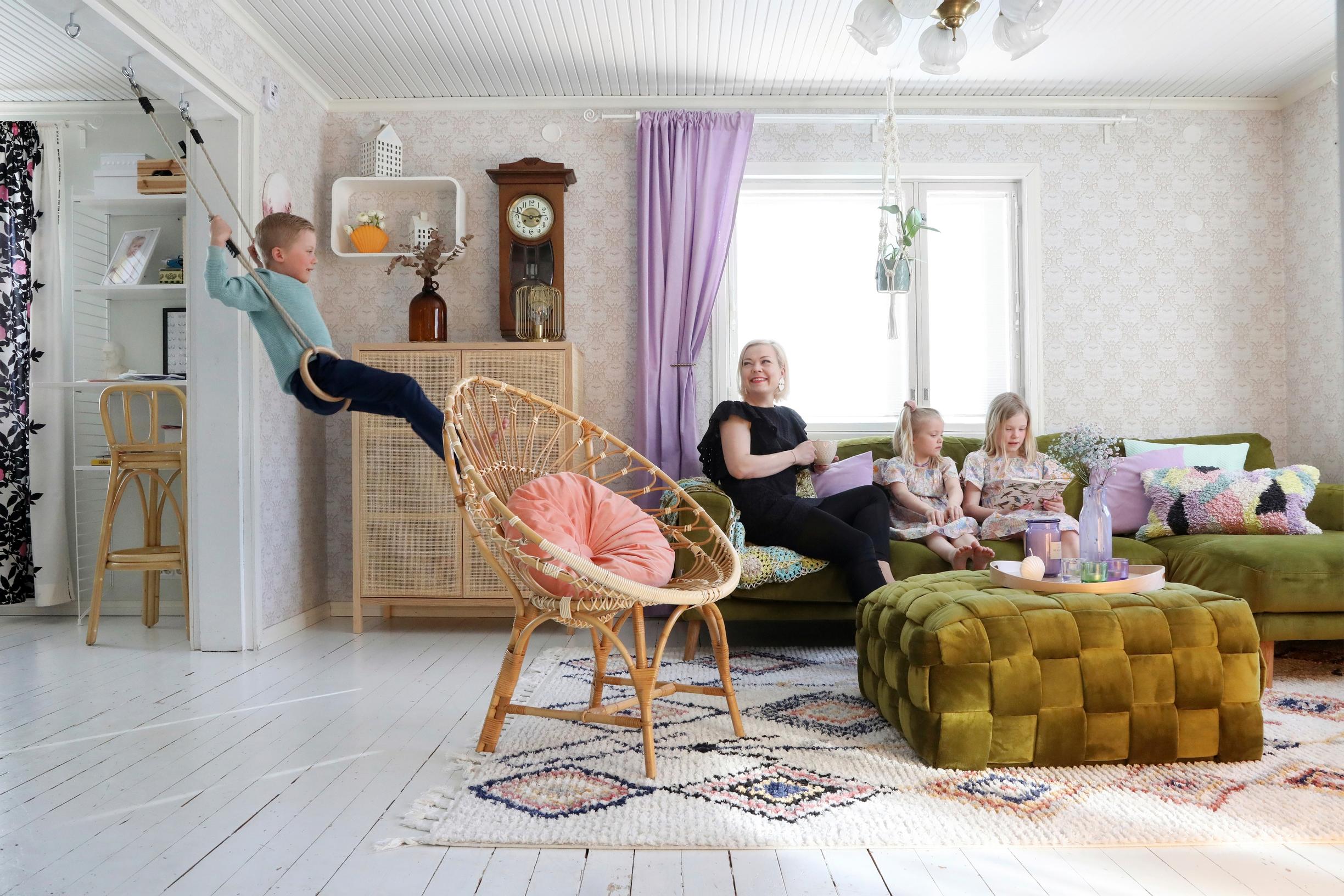 Mushkan olohuoneen värikkäät huonekalut.