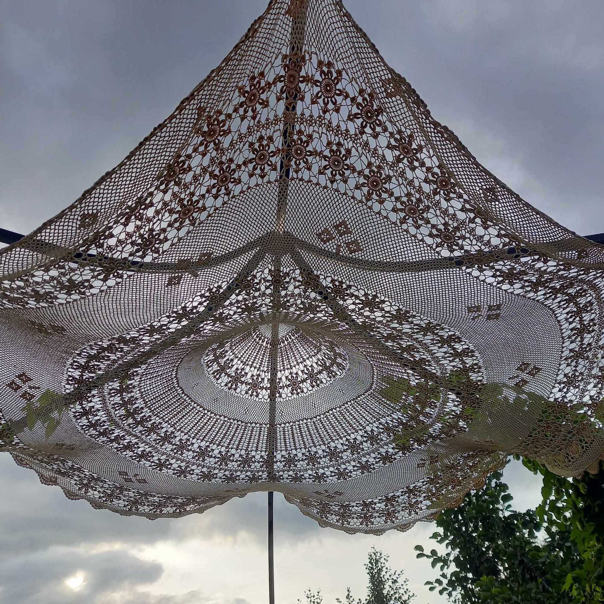 Liinan kuvio piirtyy hienosti valoa vasten.
