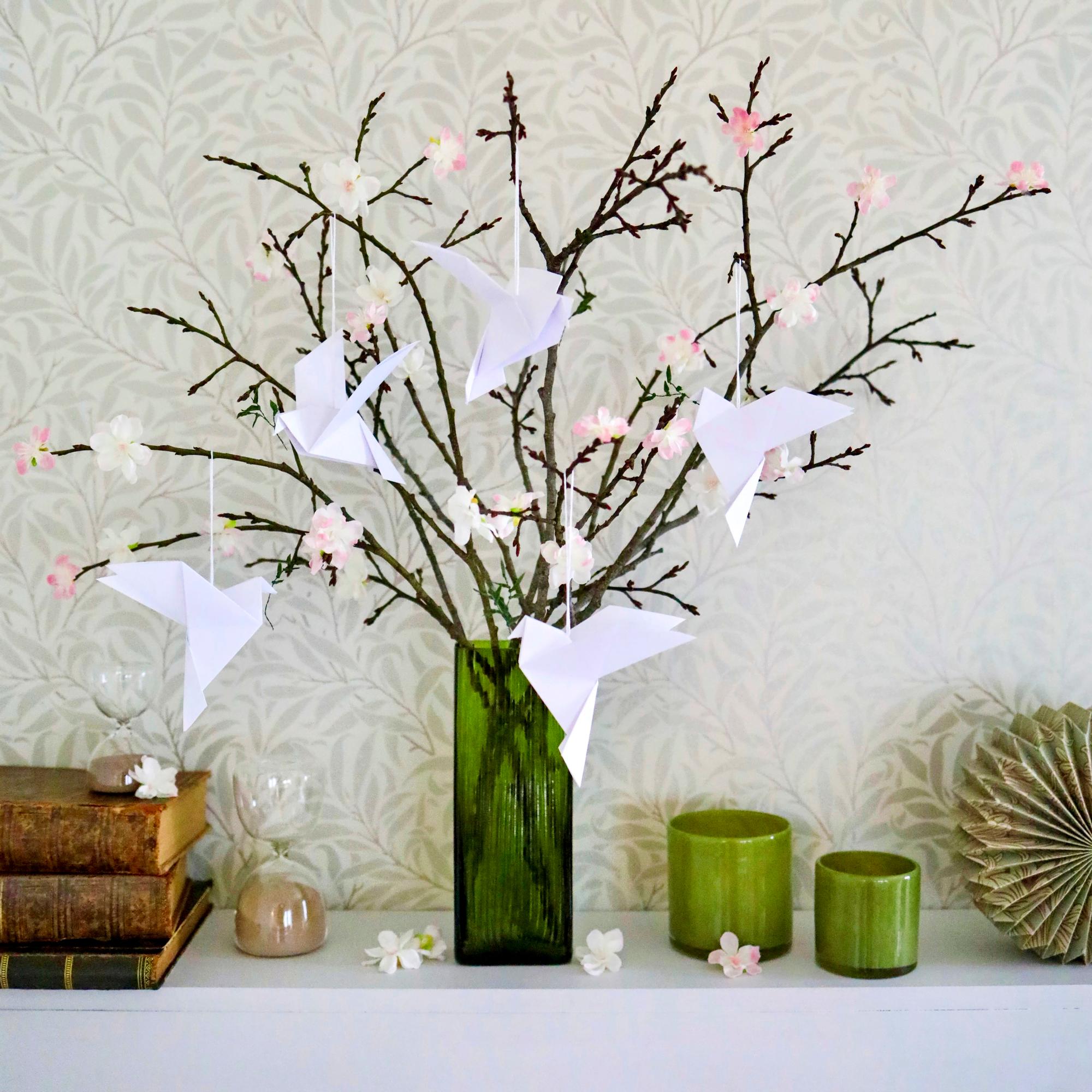 Origamikyyhky viestii rauhasta ja rakkaudesta – katso ohje ja taittele kokonainen lintuparvi koristeeksi