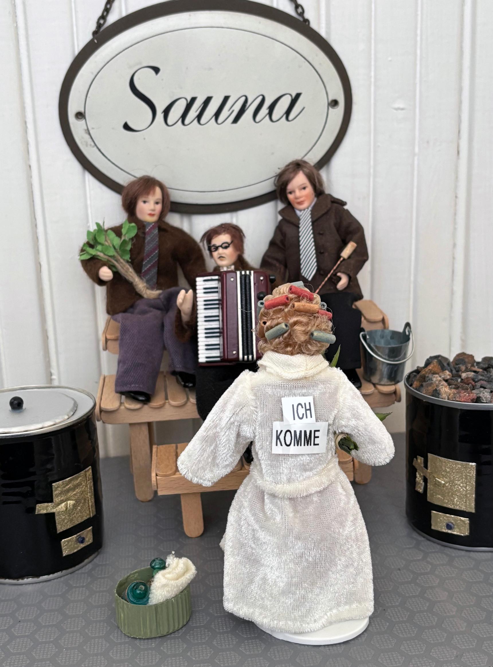 Mini-KAJ ja -Erika saunassa