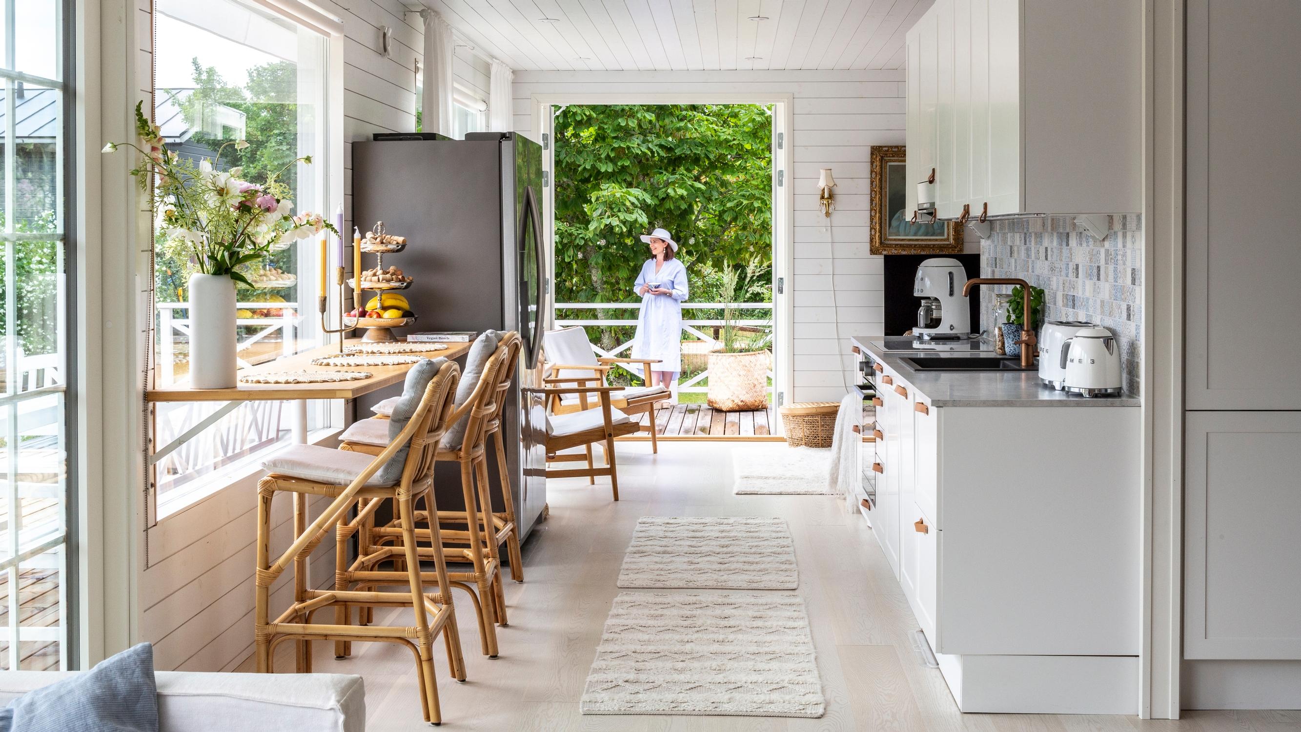 Beach house -tunnelmaa 70-luvun talossa – Hanna toteutti Villa Solsidanissa perheen Hanko-unelman 