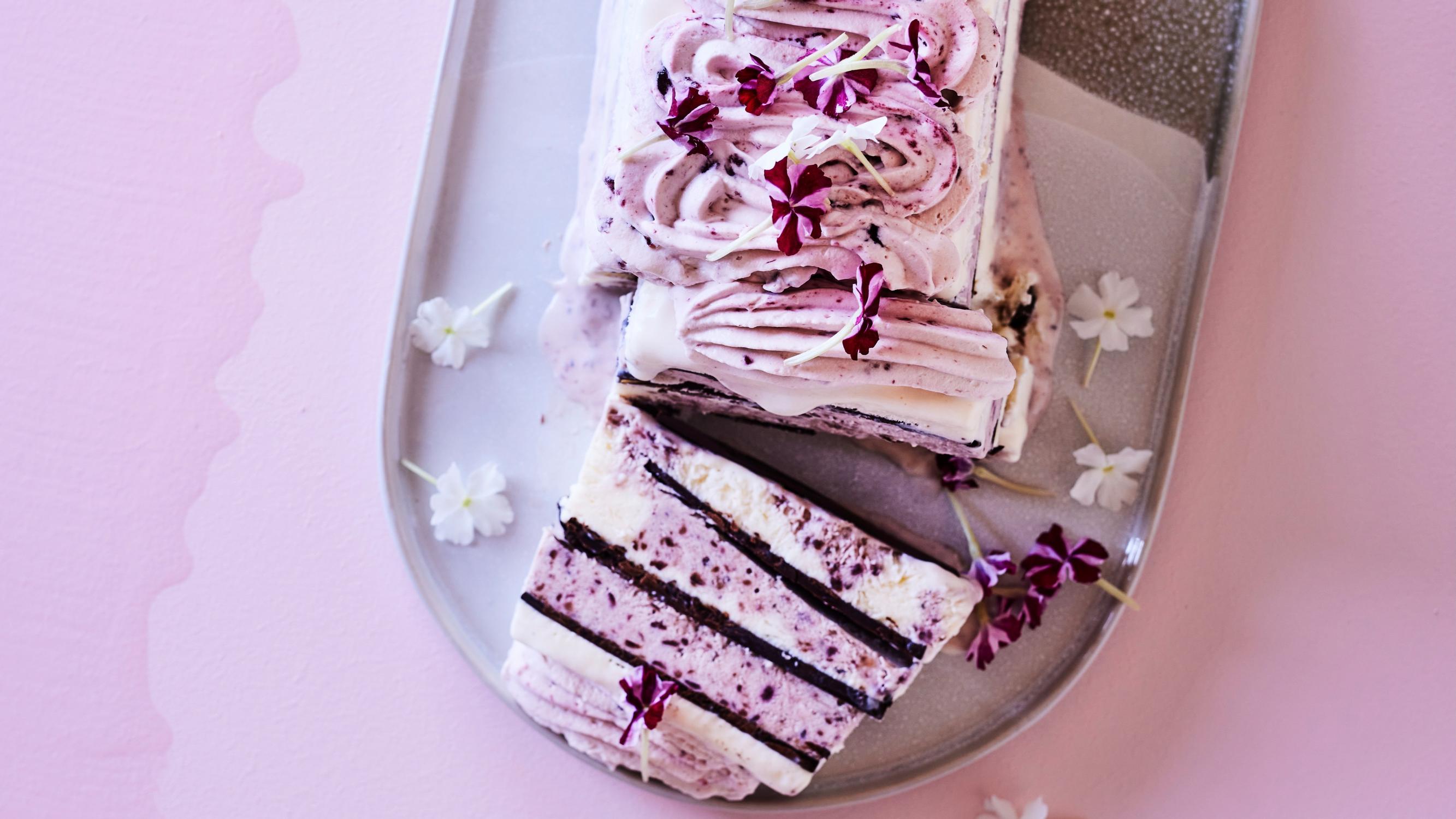 Kuin nostalginen Viennetta! Kirsikkajäätelökakku on oodi suosikille – rapsahtelevia suklaalastuja myöten!