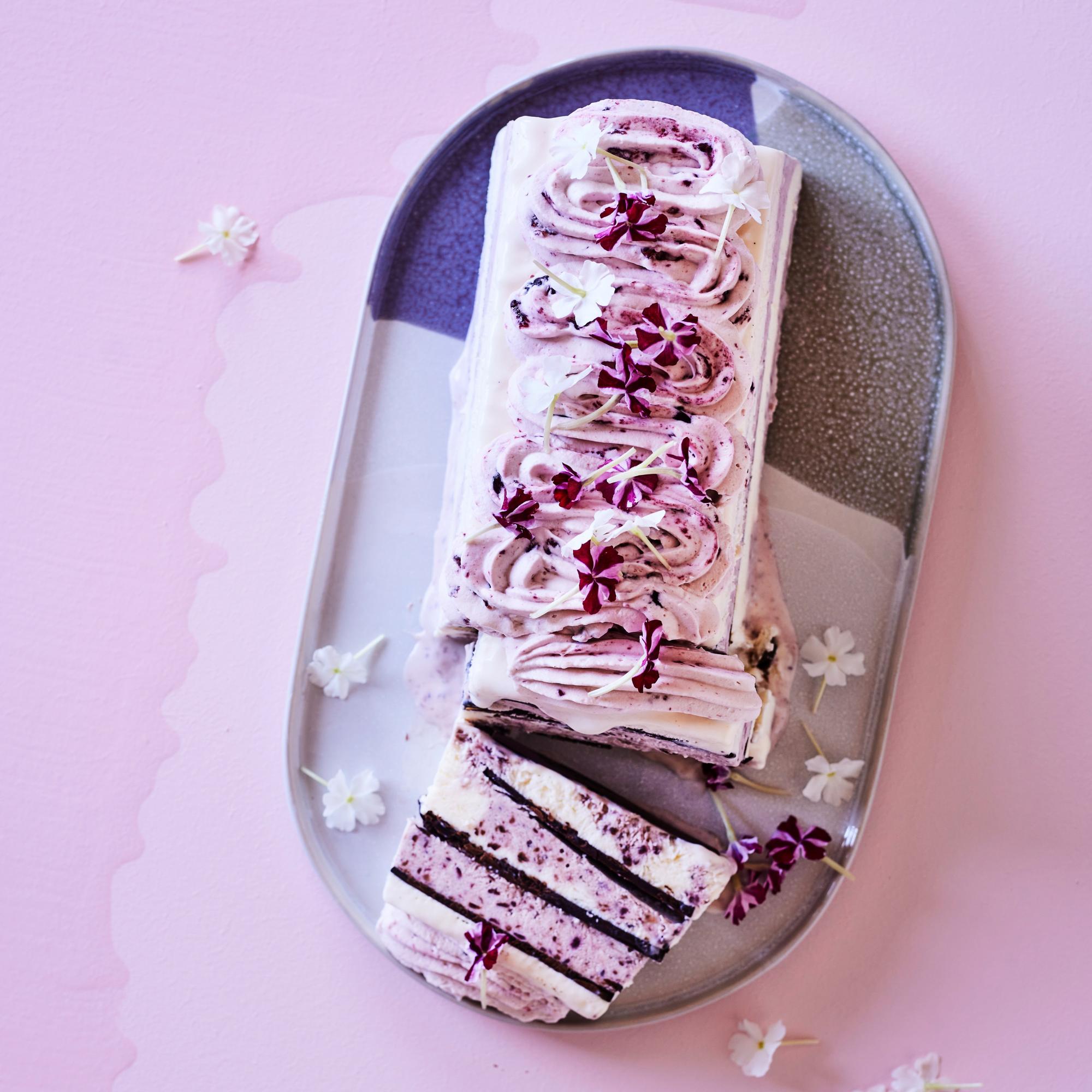 Kuin nostalginen Viennetta! Kirsikkajäätelökakku on oodi suosikille – rapsahtelevia suklaalastuja myöten!