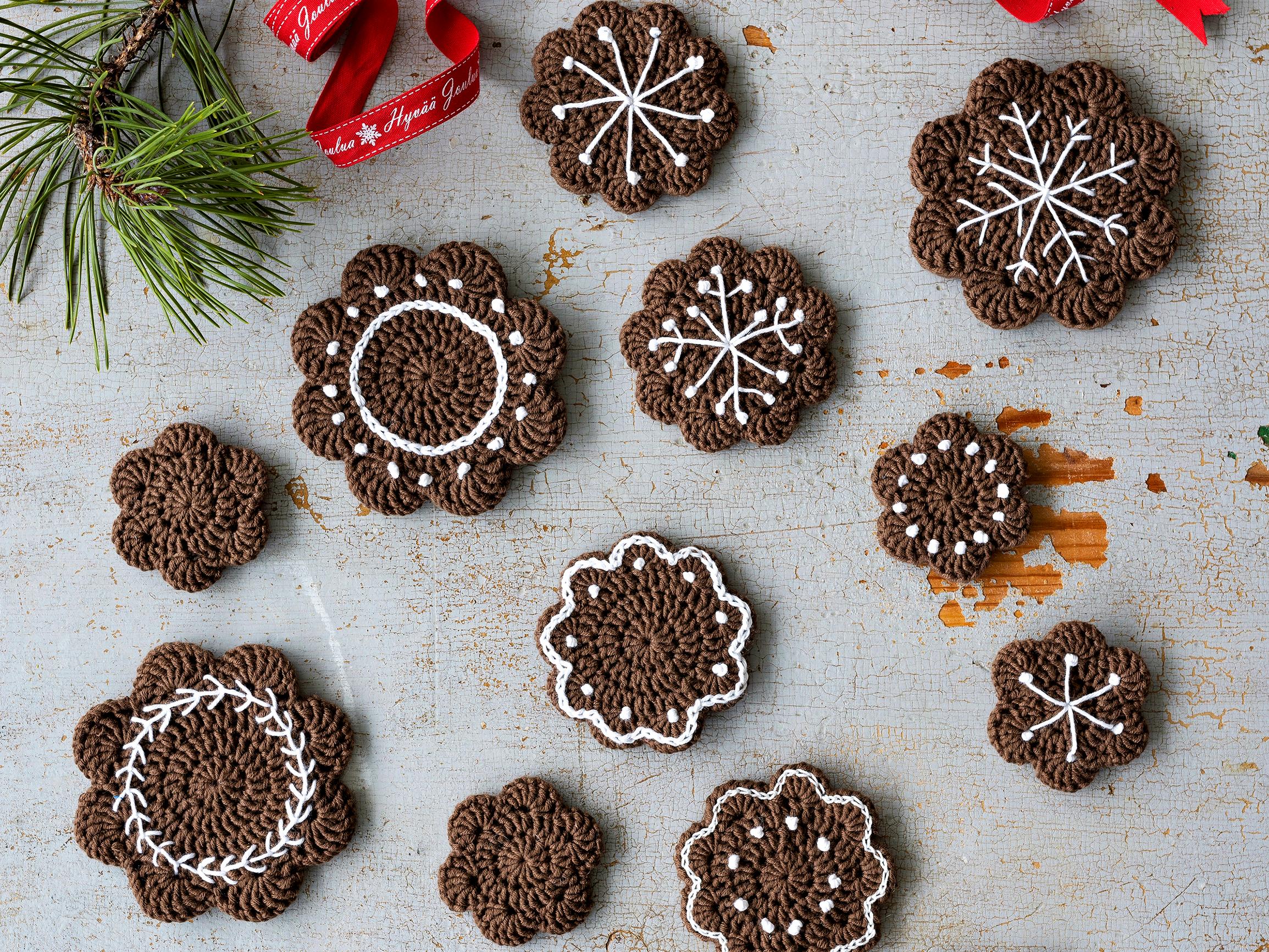 Parhaat paistamatta! Virkatut piparkakut koristavat joulukuusen, kranssin tai lahjapaketin – katso ohje