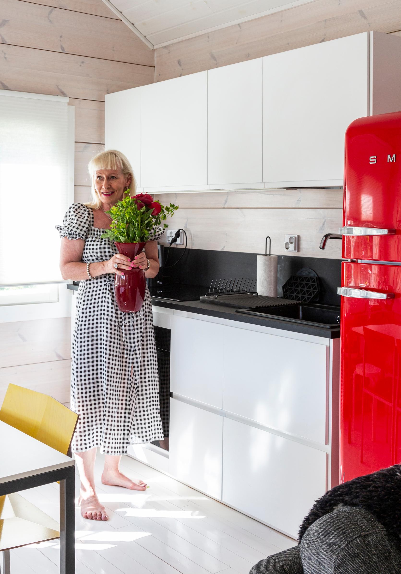 Ikean keittiö ja punainen Smeg-jääkaappi