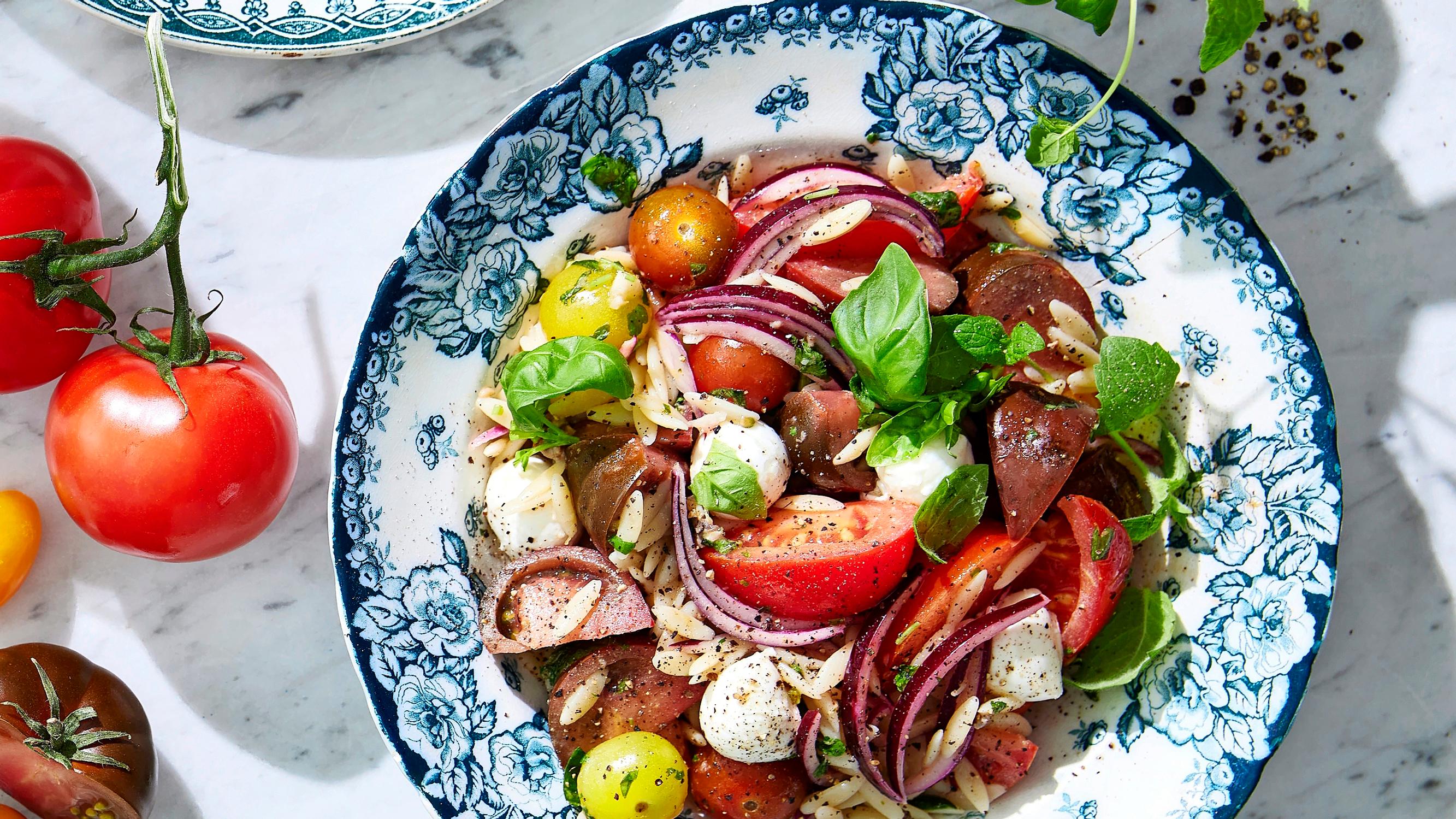 Kesäinen pastasalaatti saa uuden makumaailman! Orzopastasalaatti maustetaan salsa verde -kastikkeella