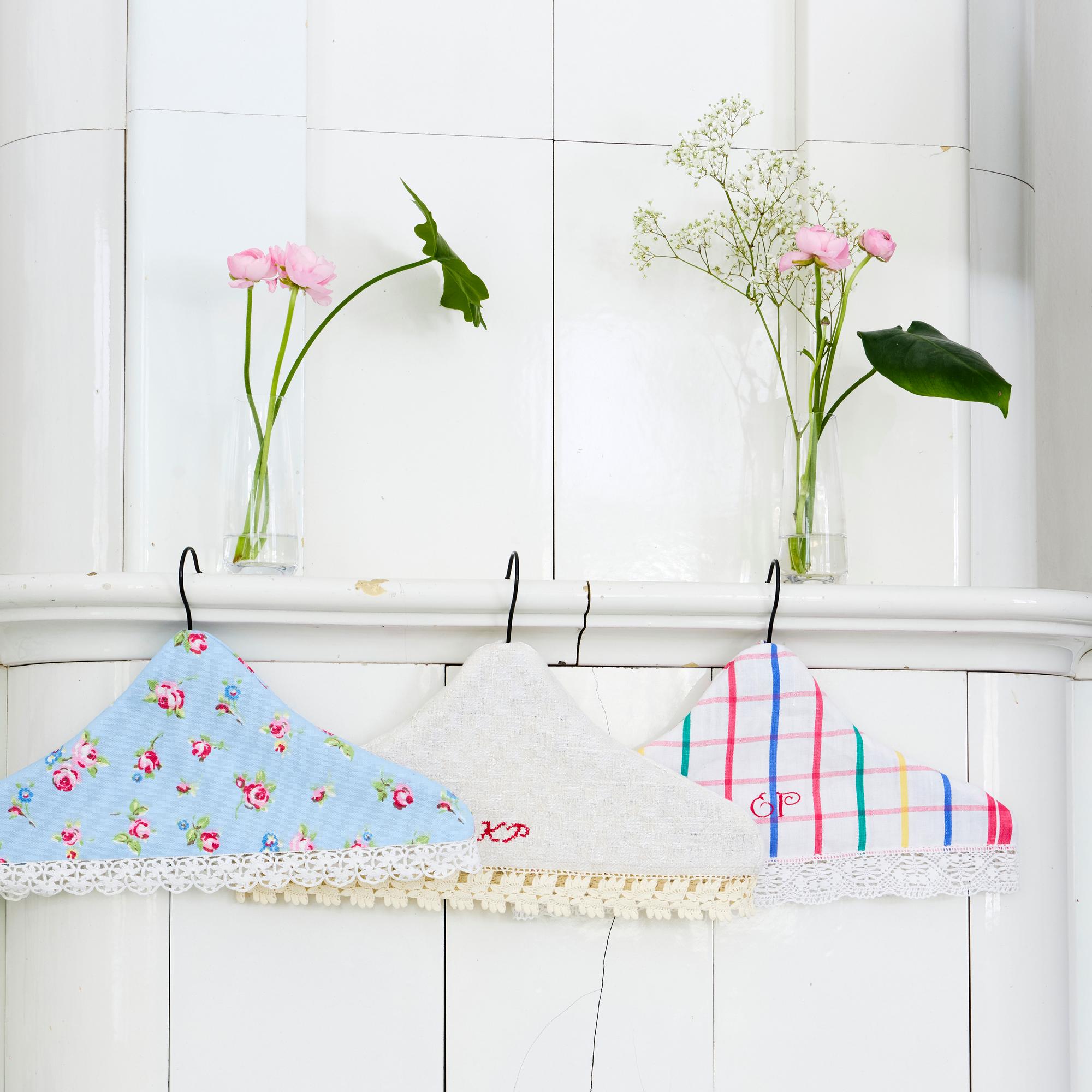 Helmat heilumaan! Ompele henkarille mekko vanhasta astiapyyhkeestä