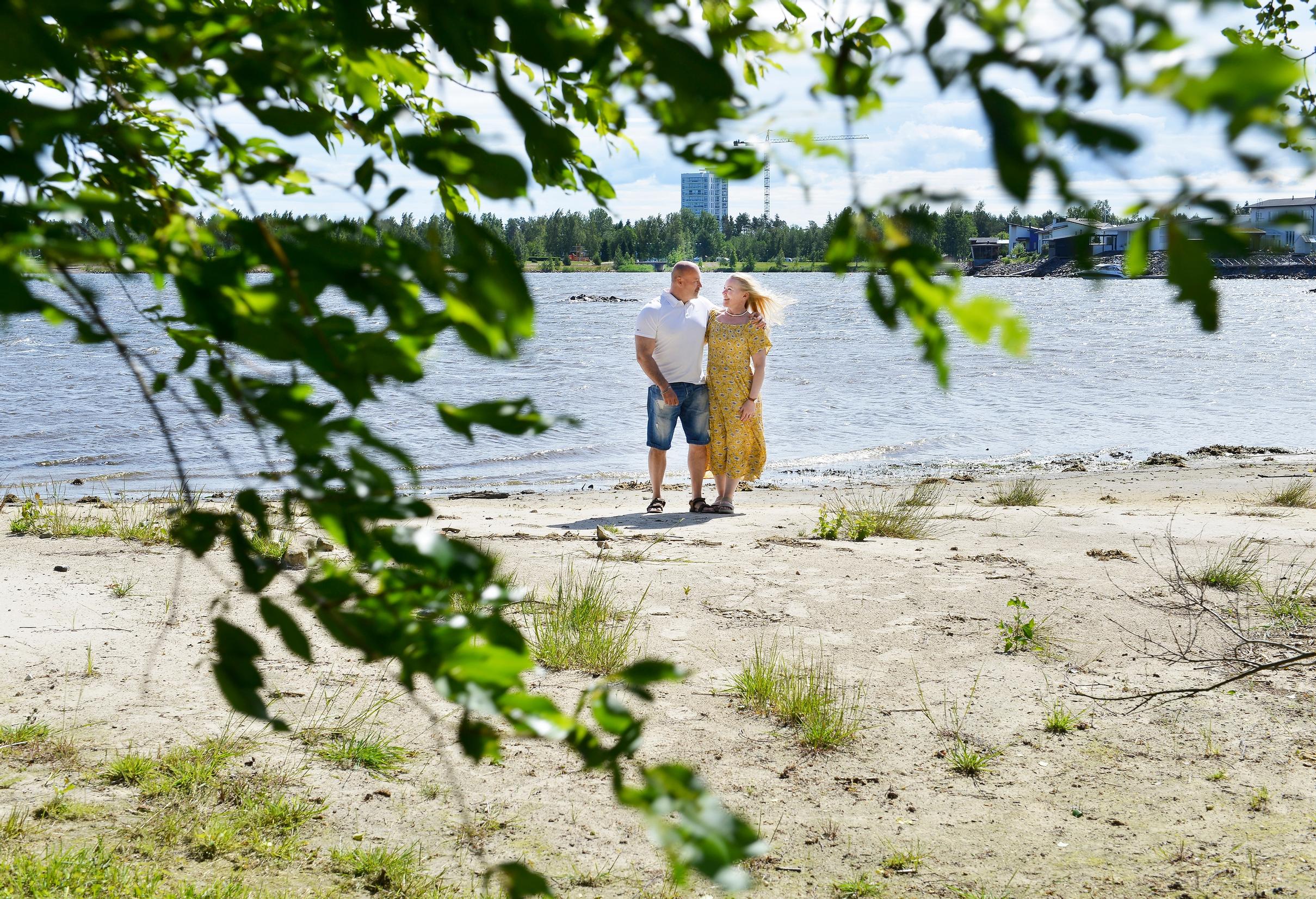 Jarkko ja Sonja rannassa