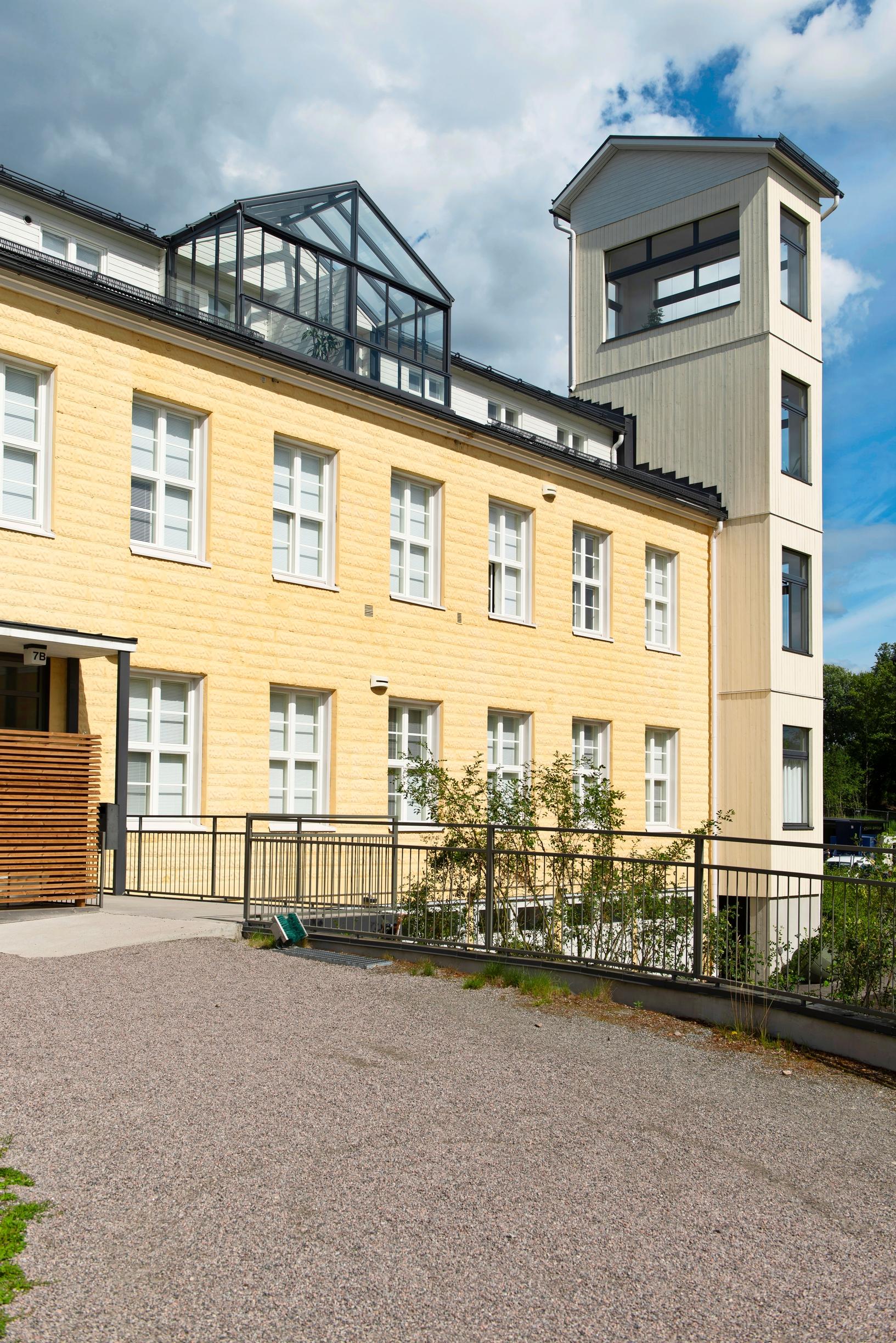 Keltainen vanha paloasemarakennus Lahden Möysässä