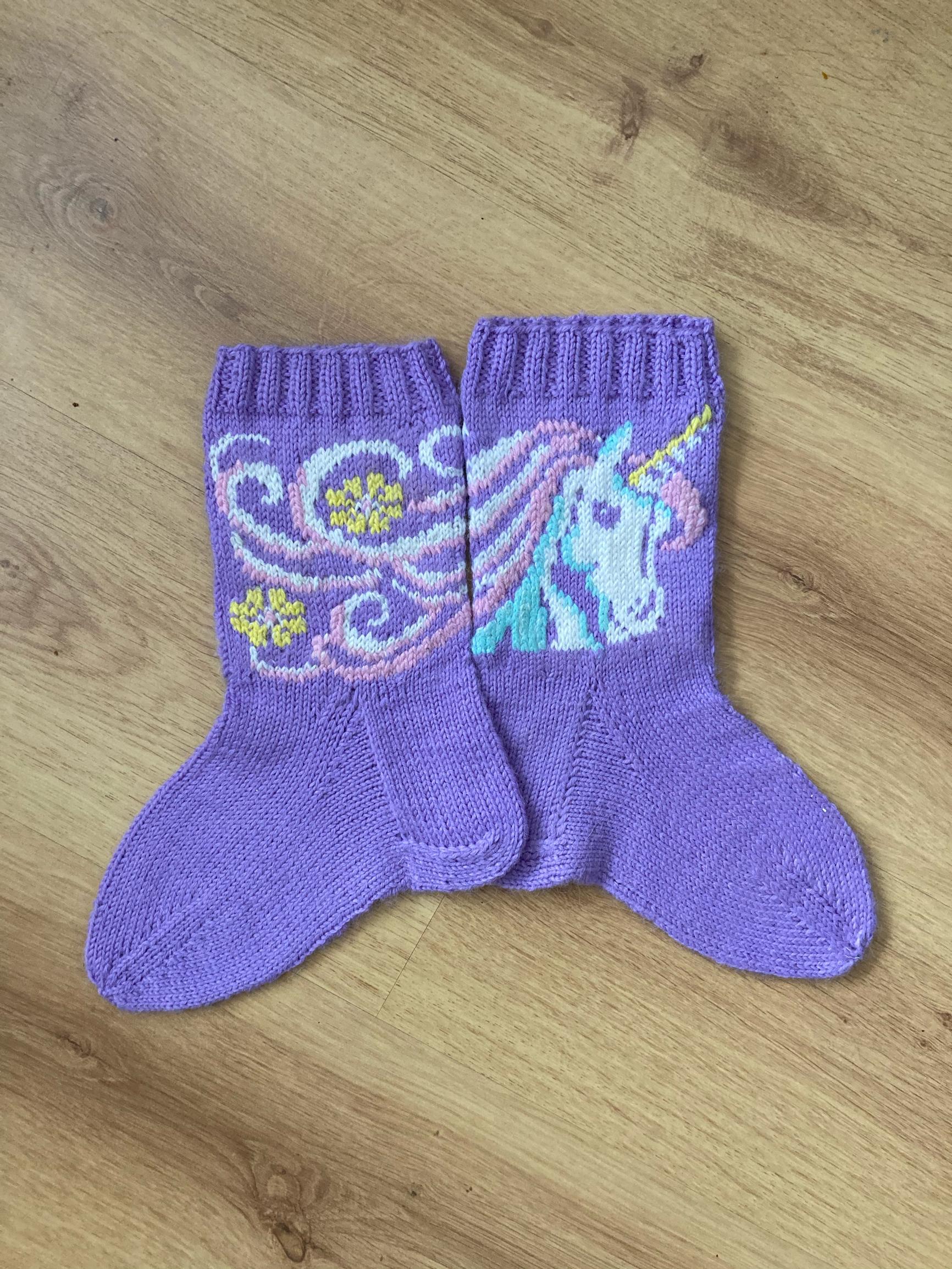 villasukat, joissa yksisarvisen kuva