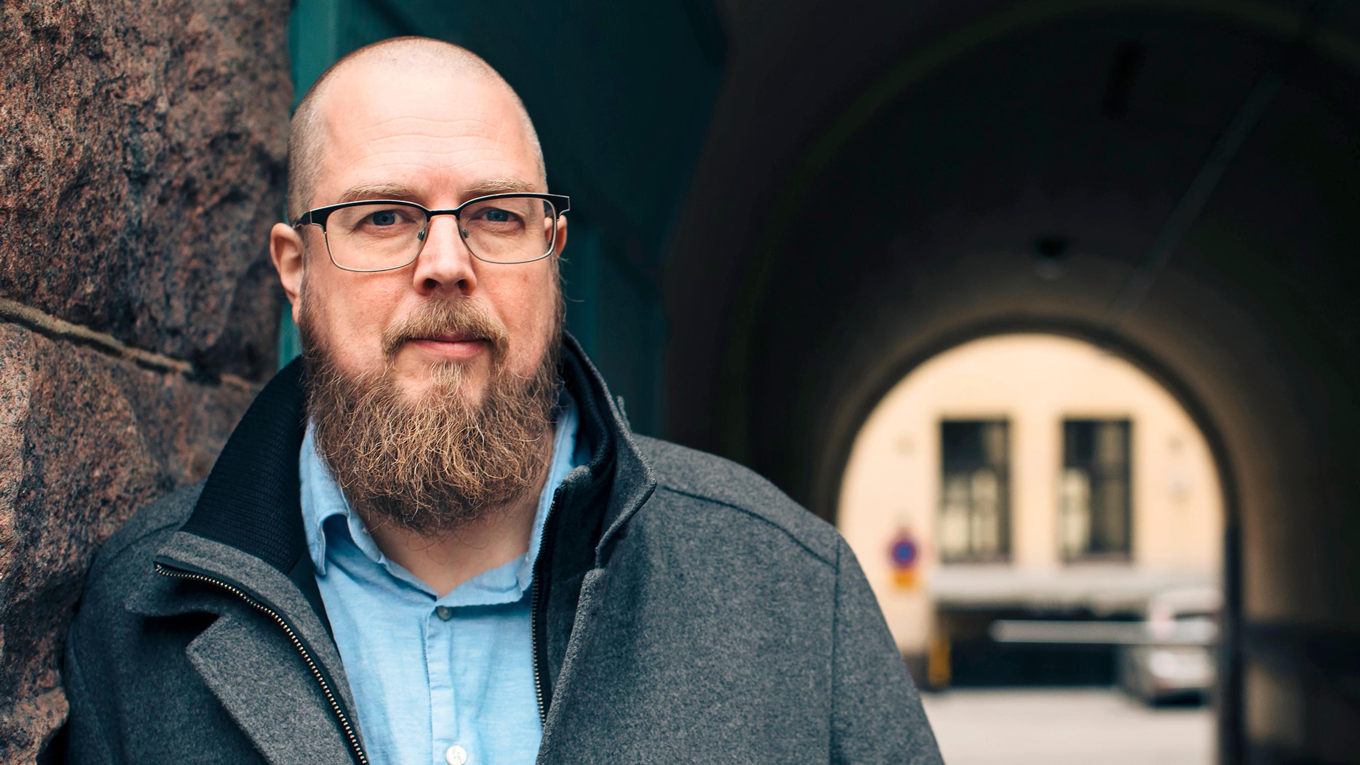Kirjailija Tuomas Kyrö luottaa siivoojaan ja robotti-imuriin – ”Jos asuisin yksin, eläisin varmasti limutölkkien ja käytettyjen suodatinpussien keskellä”