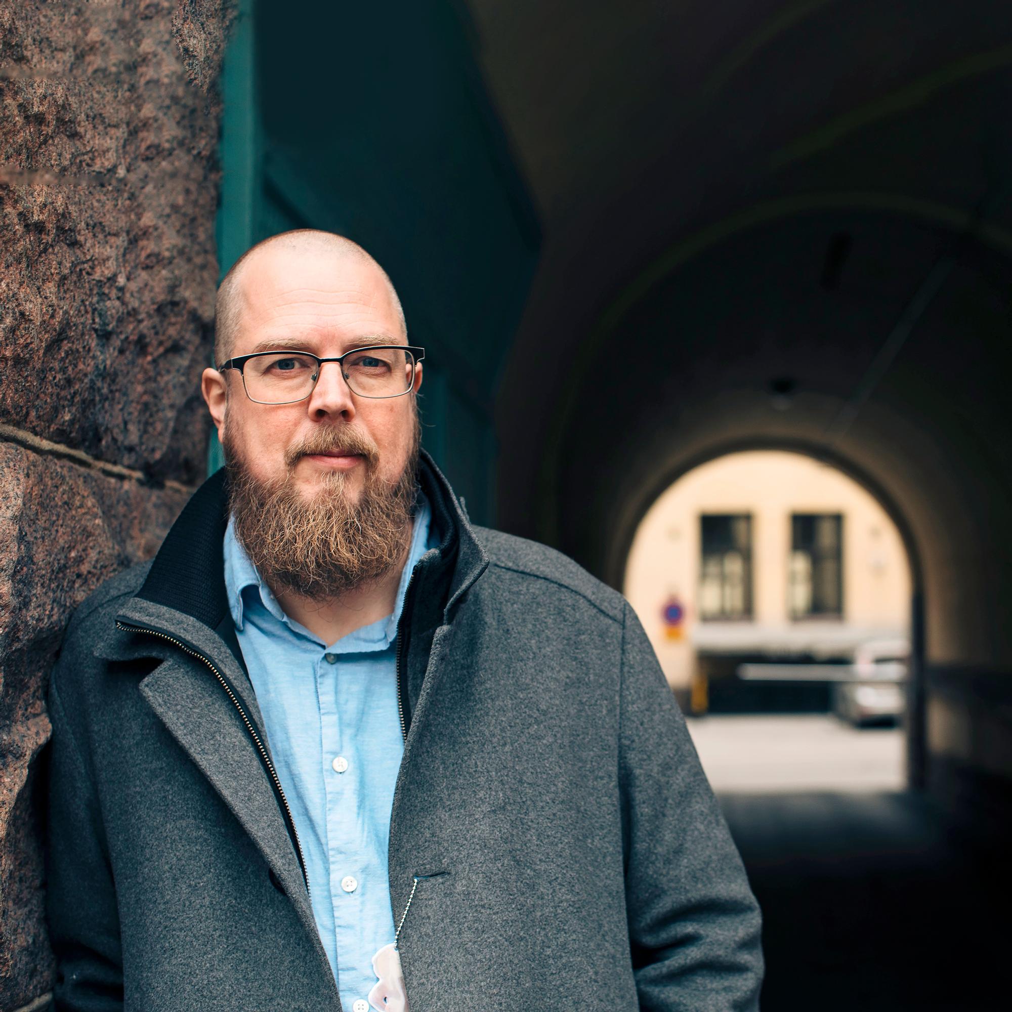 Kirjailija Tuomas Kyrö luottaa siivoojaan ja robotti-imuriin – ”Jos asuisin yksin, eläisin varmasti limutölkkien ja käytettyjen suodatinpussien keskellä”