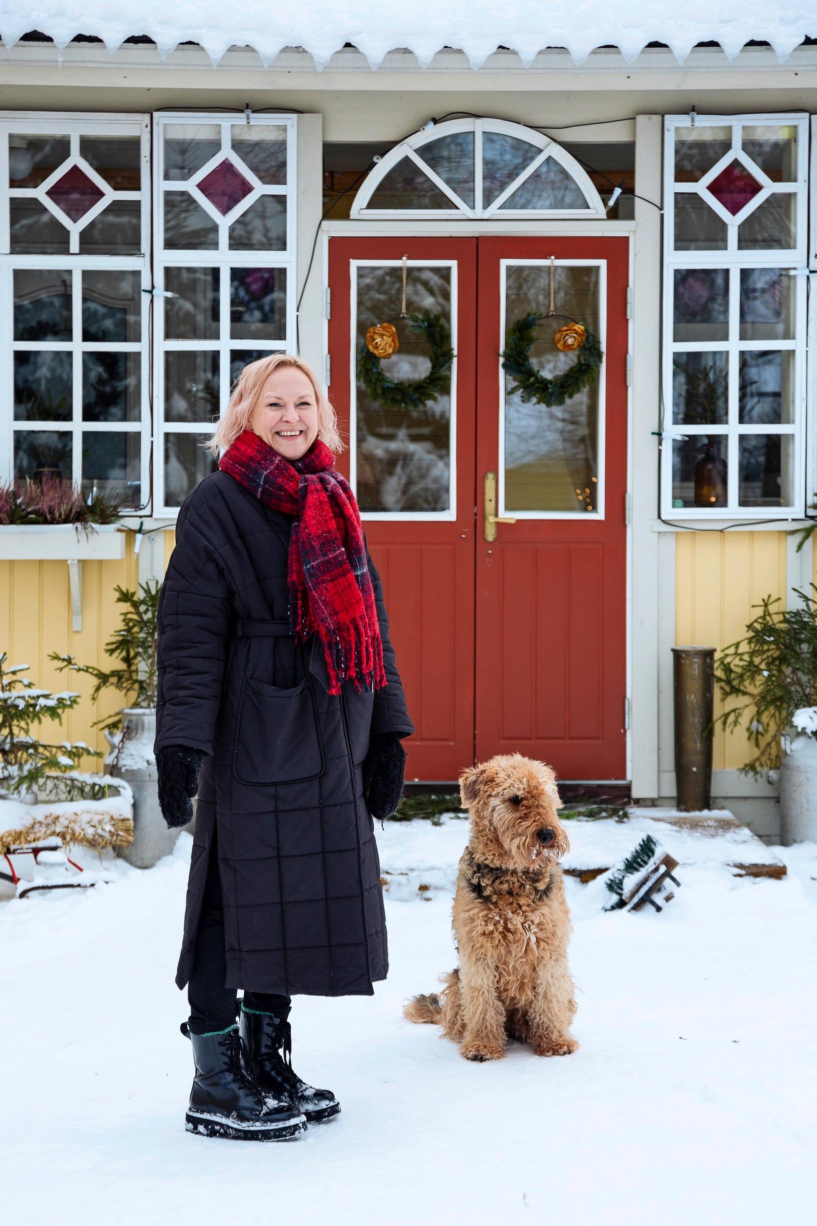 Hanna kotinsa pihalla koiransa kanssa