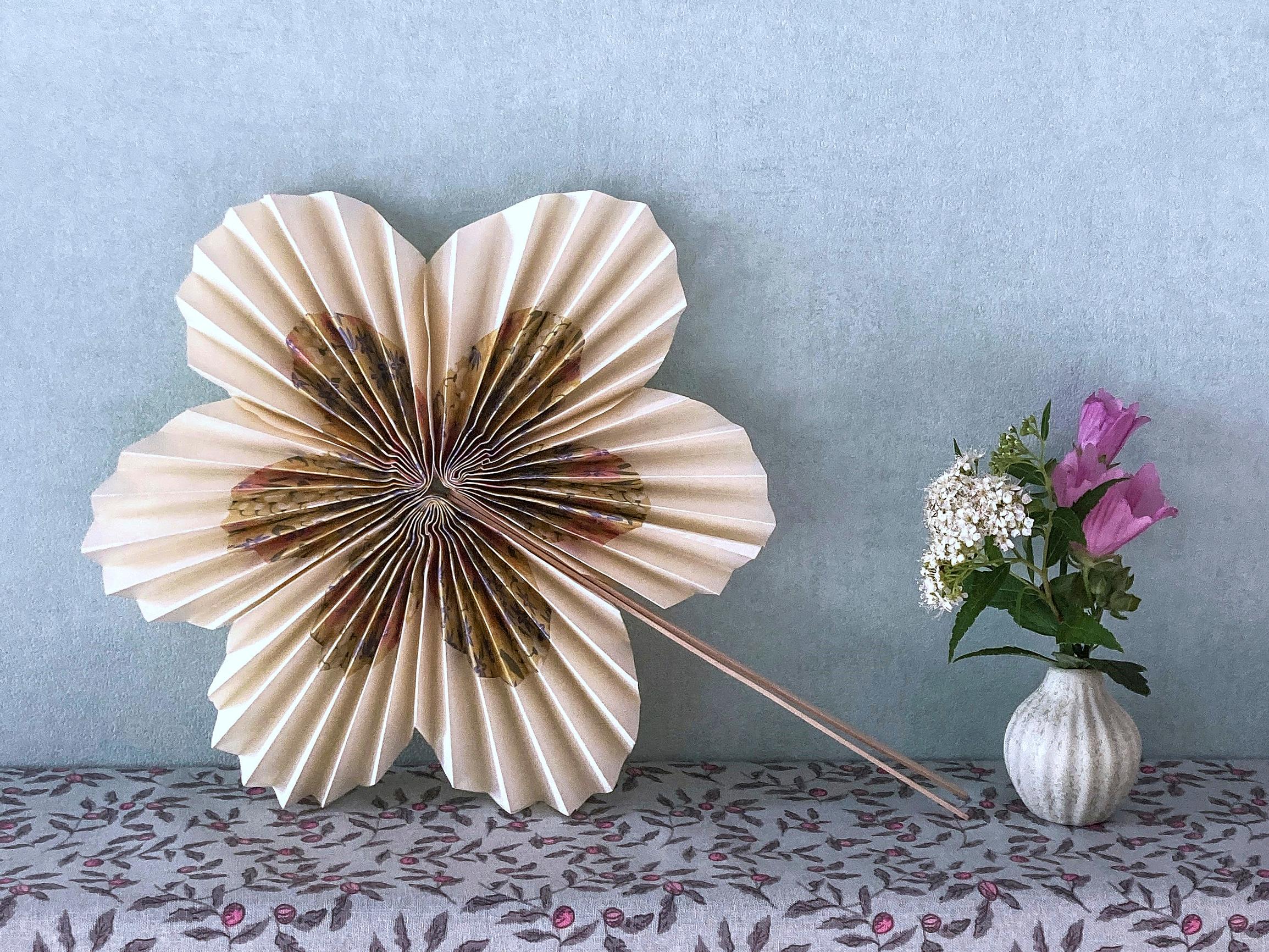 Kukkaviuhka on kesän suloisin asuste – katso helppo taitteluohje