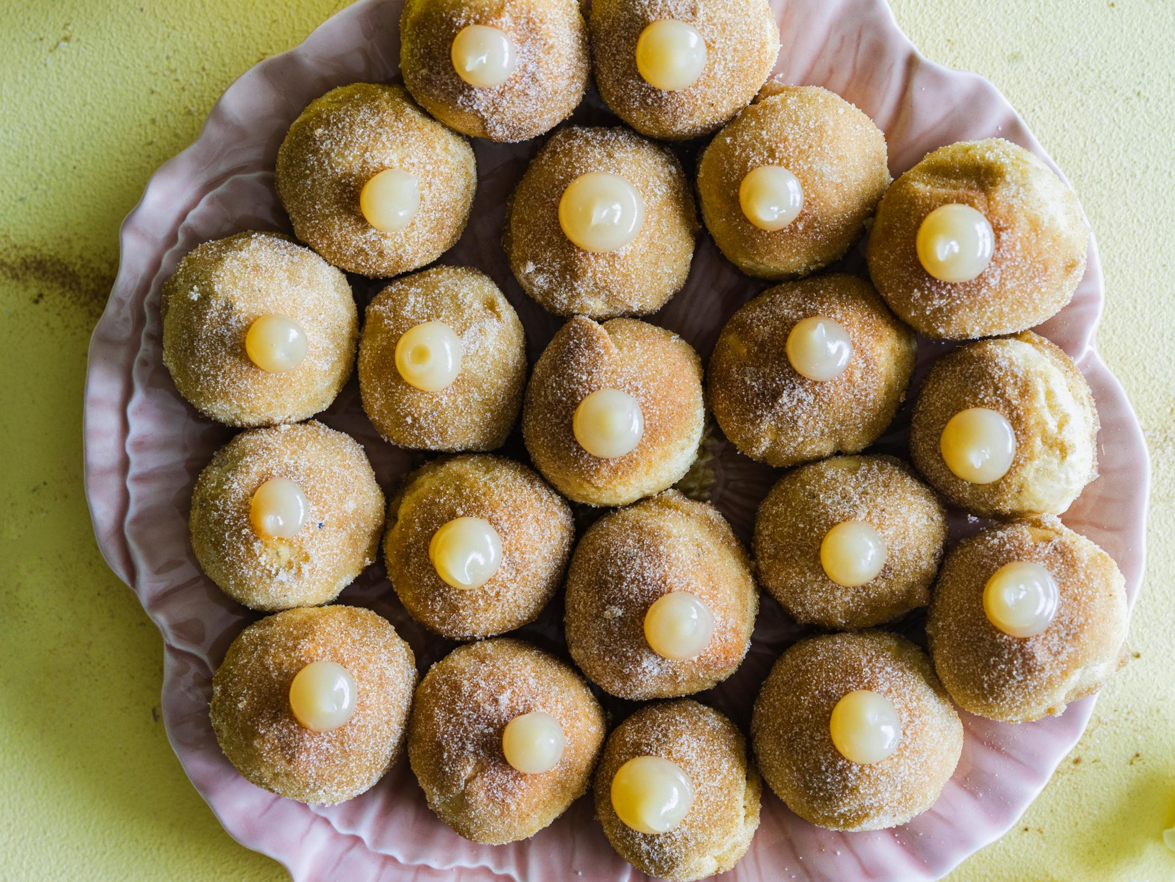 Sitruuna-lakupullat ovat lakufanin unelma − sitruunatäyte ja lakusokerointi tekevät palleroista vastustamattomia