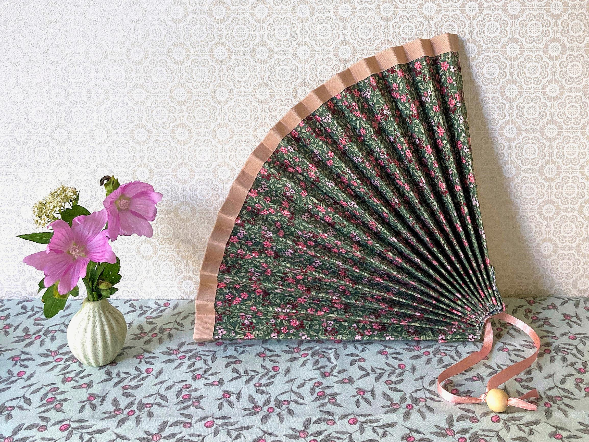 Tavallisesta kartongista ja kukkakankaasta tulee upea viuhka – katso helppo ohje