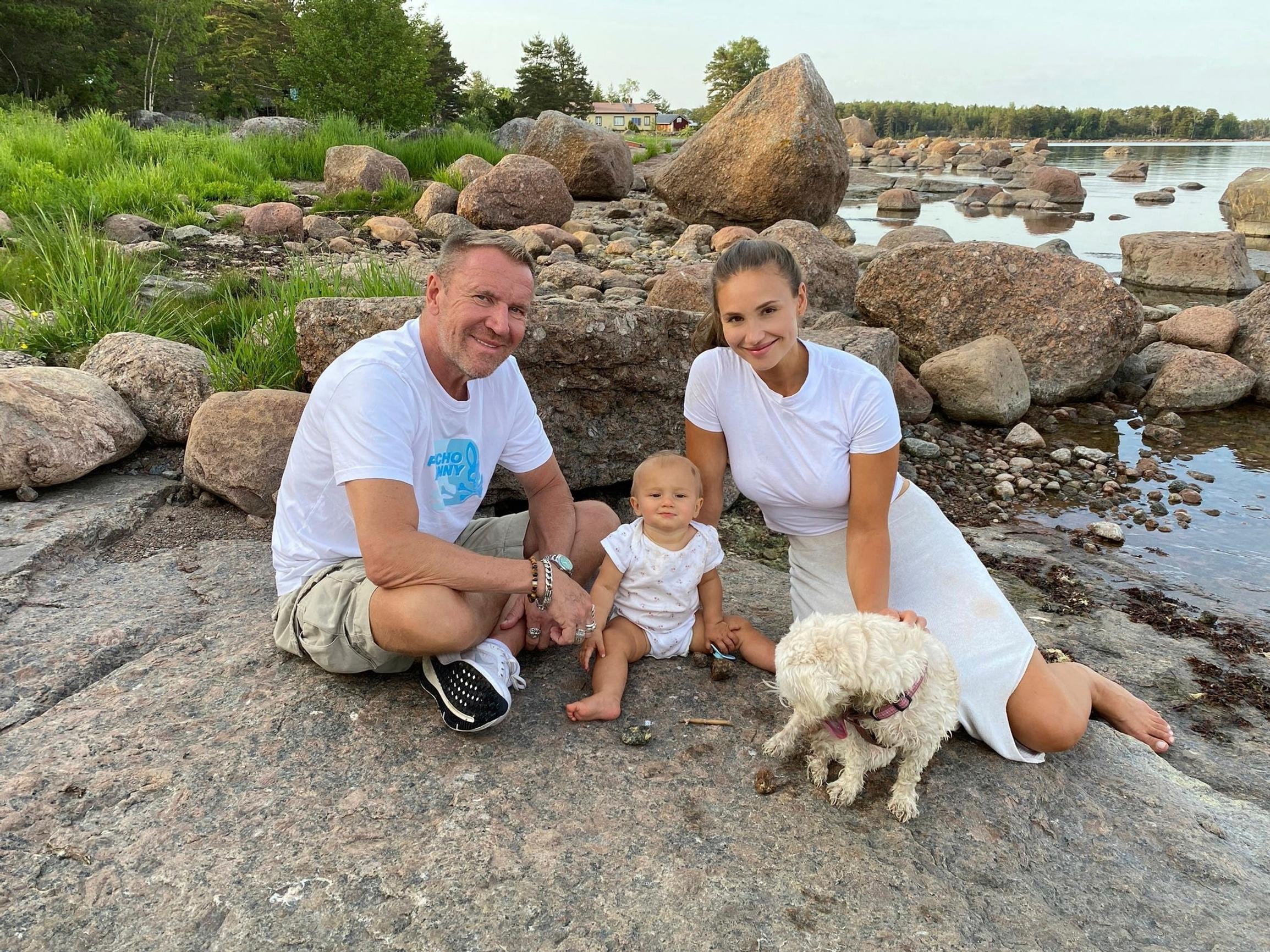Renny, Coco ja Johanna Harlin sekä Myy-koira kallioilla