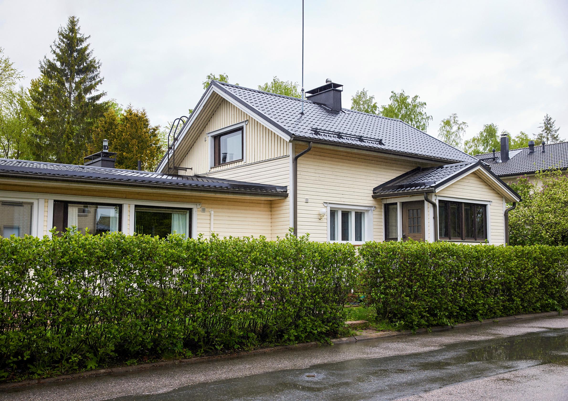 Keltainen rintamamiestalo laajennusosineen