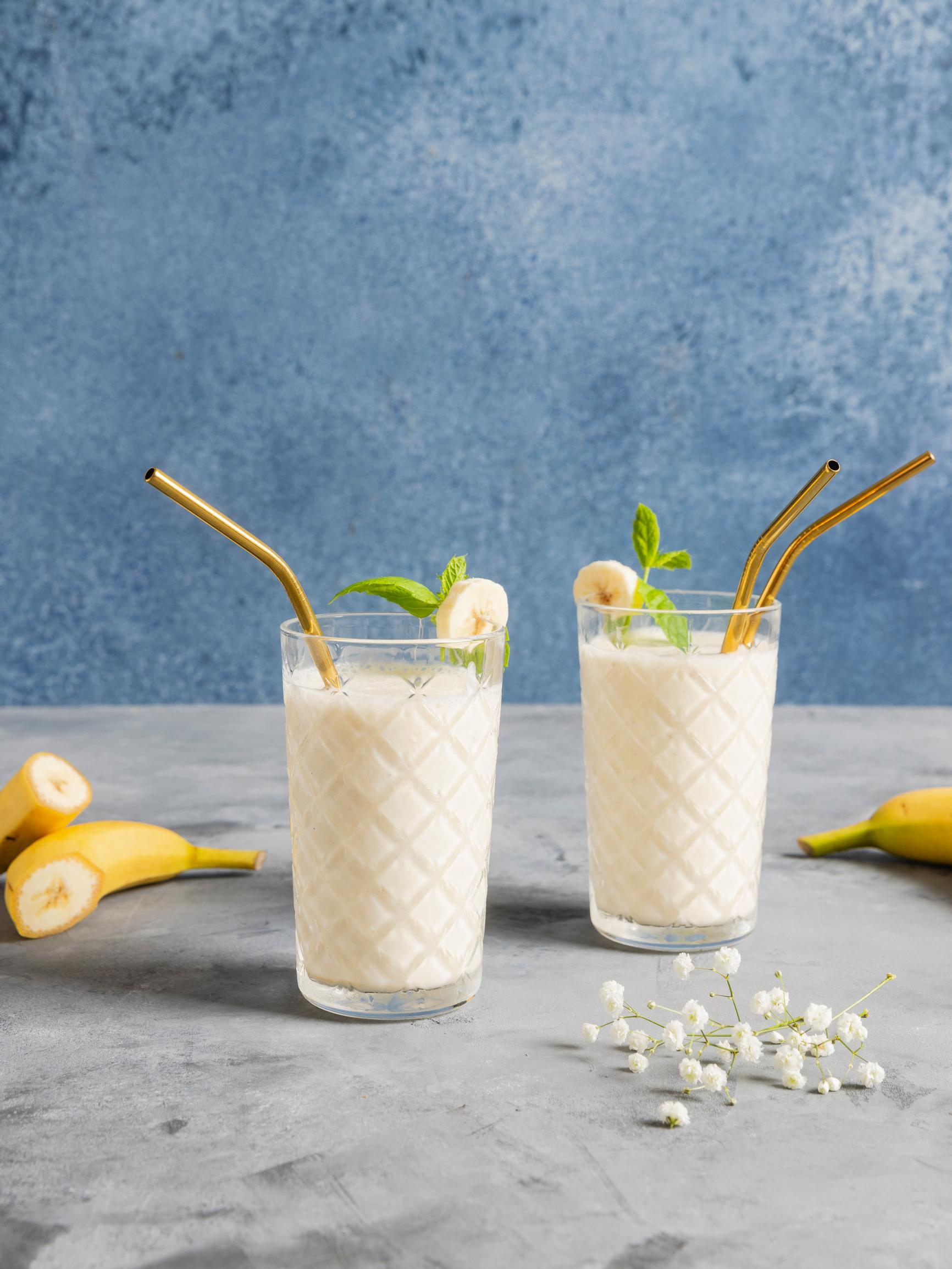 Banaanismoothie on perus ja paras välipala! Nopea smoothie maistuu vaikkapa koulupäivän jälkeen