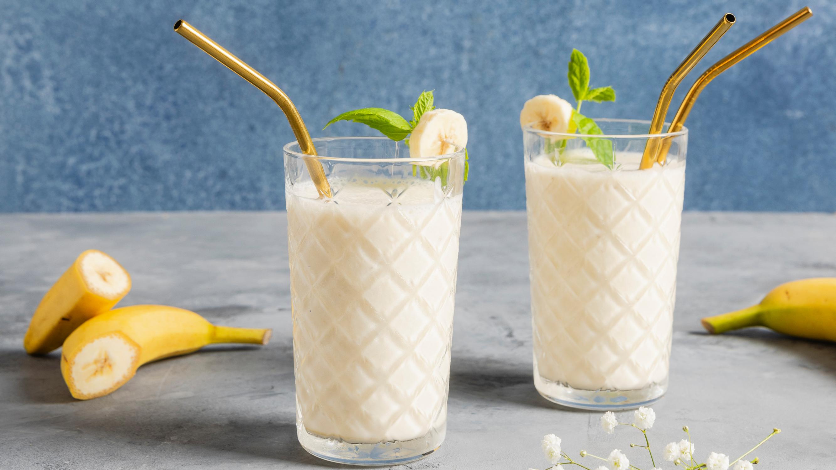 Banaanismoothie on perus ja paras välipala! Nopea smoothie maistuu vaikkapa koulupäivän jälkeen