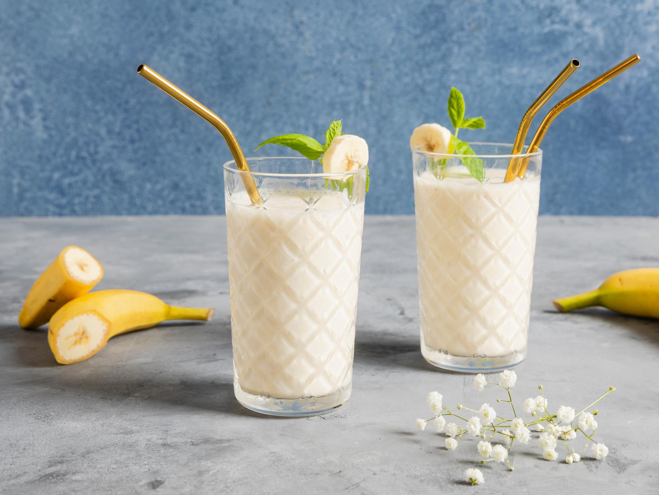 Banaanismoothie on perus ja paras välipala! Nopea smoothie maistuu vaikkapa koulupäivän jälkeen