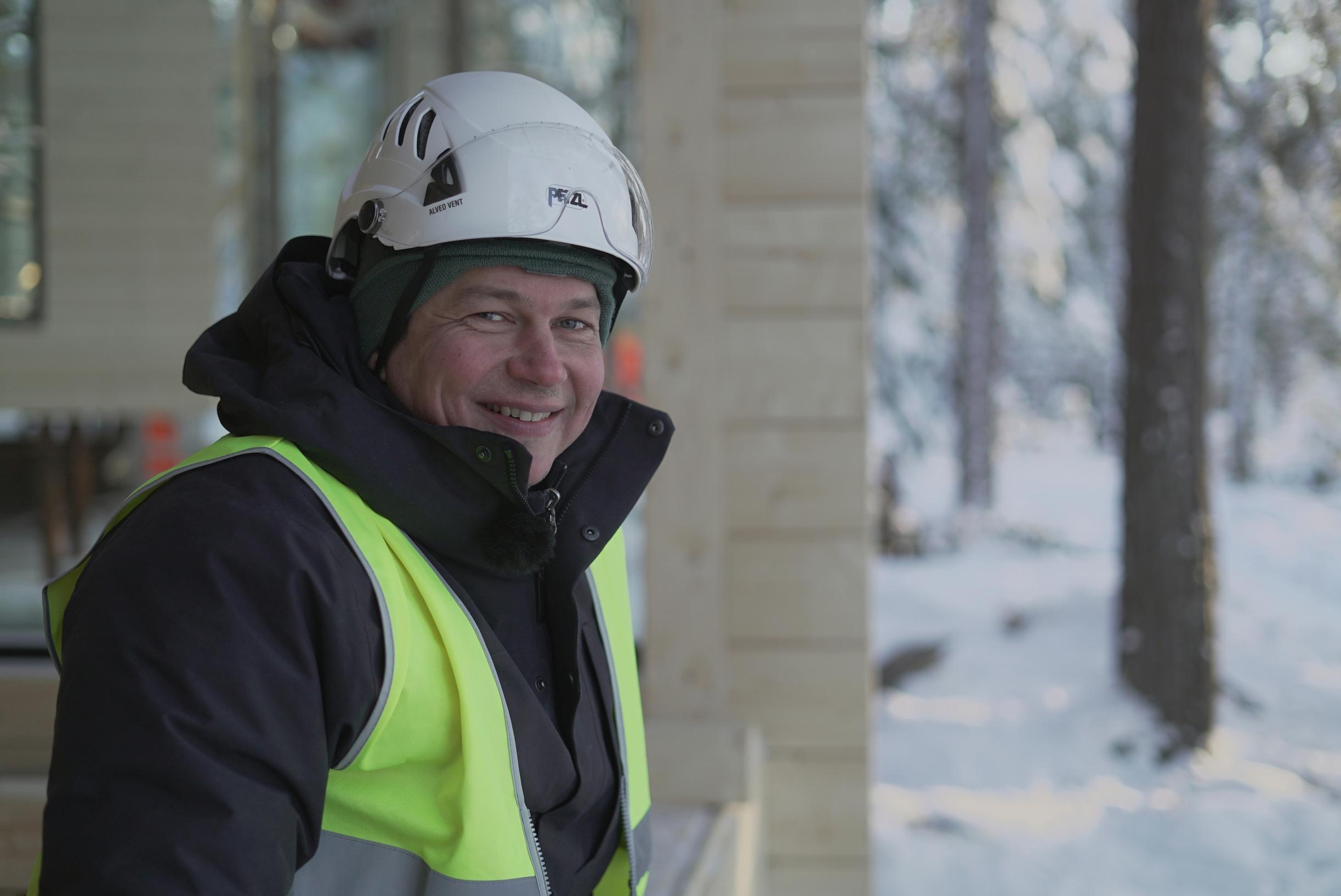 Samppa Lappalainen Grand Designs Suomi -ohjelman kuvauksissa