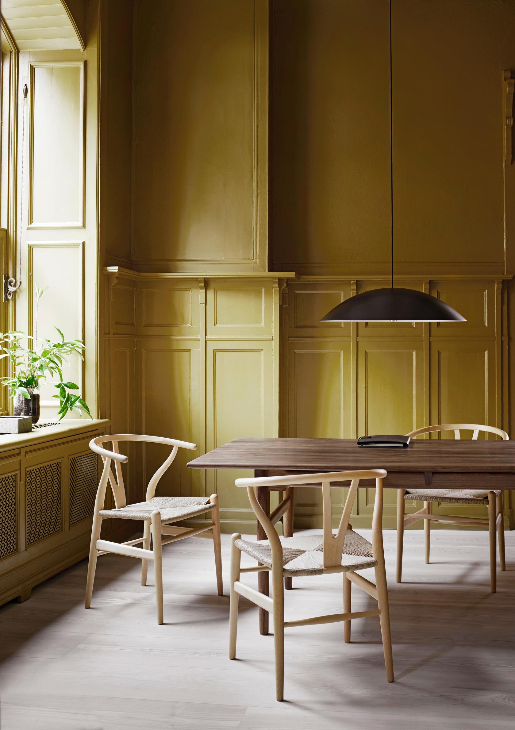 Carl Hansen & Sønin ikonisen Wishbone-­tuoleja