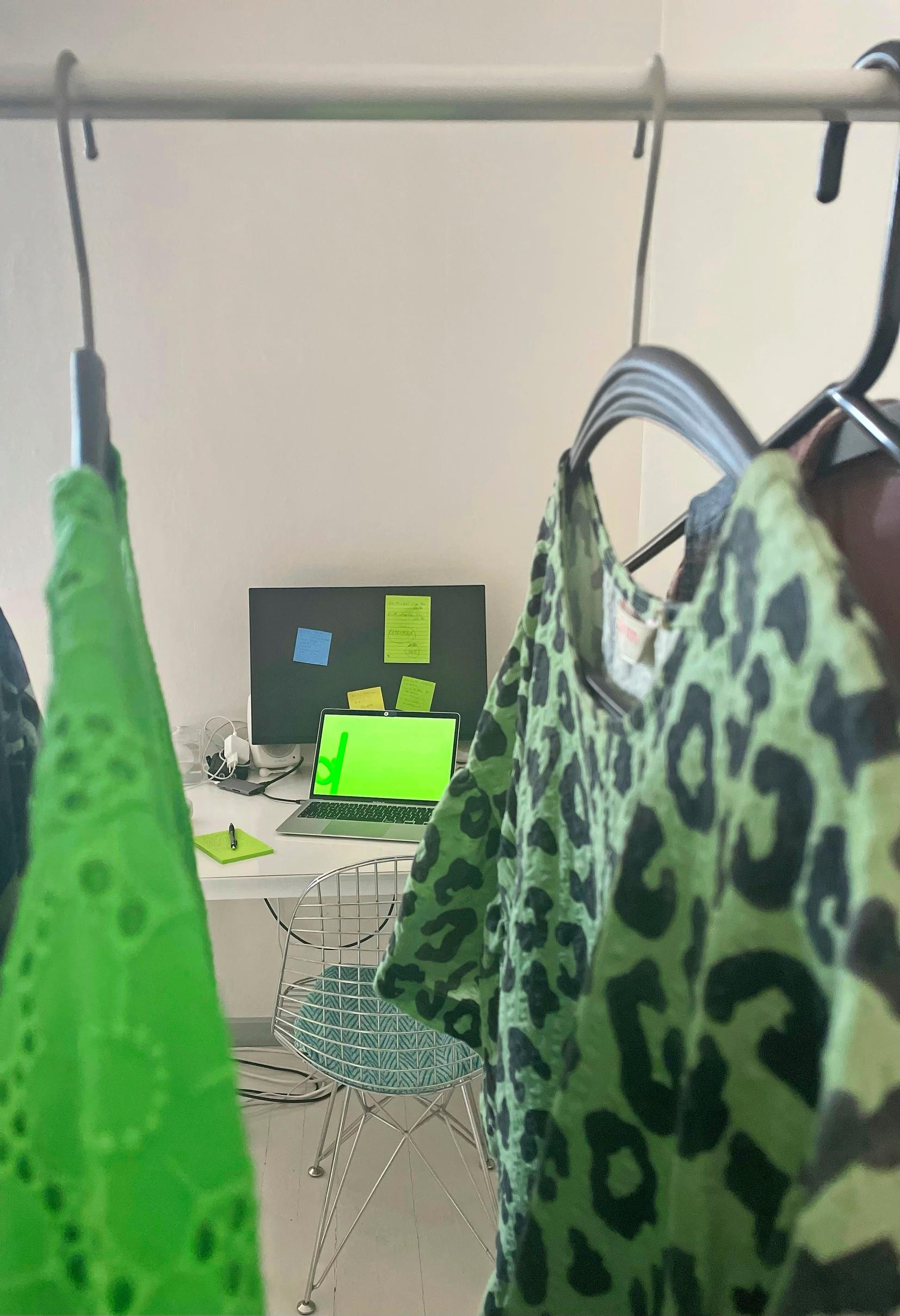 vaaterekin takaa näkyy tuoli ja pöytä, jossa on tietokone