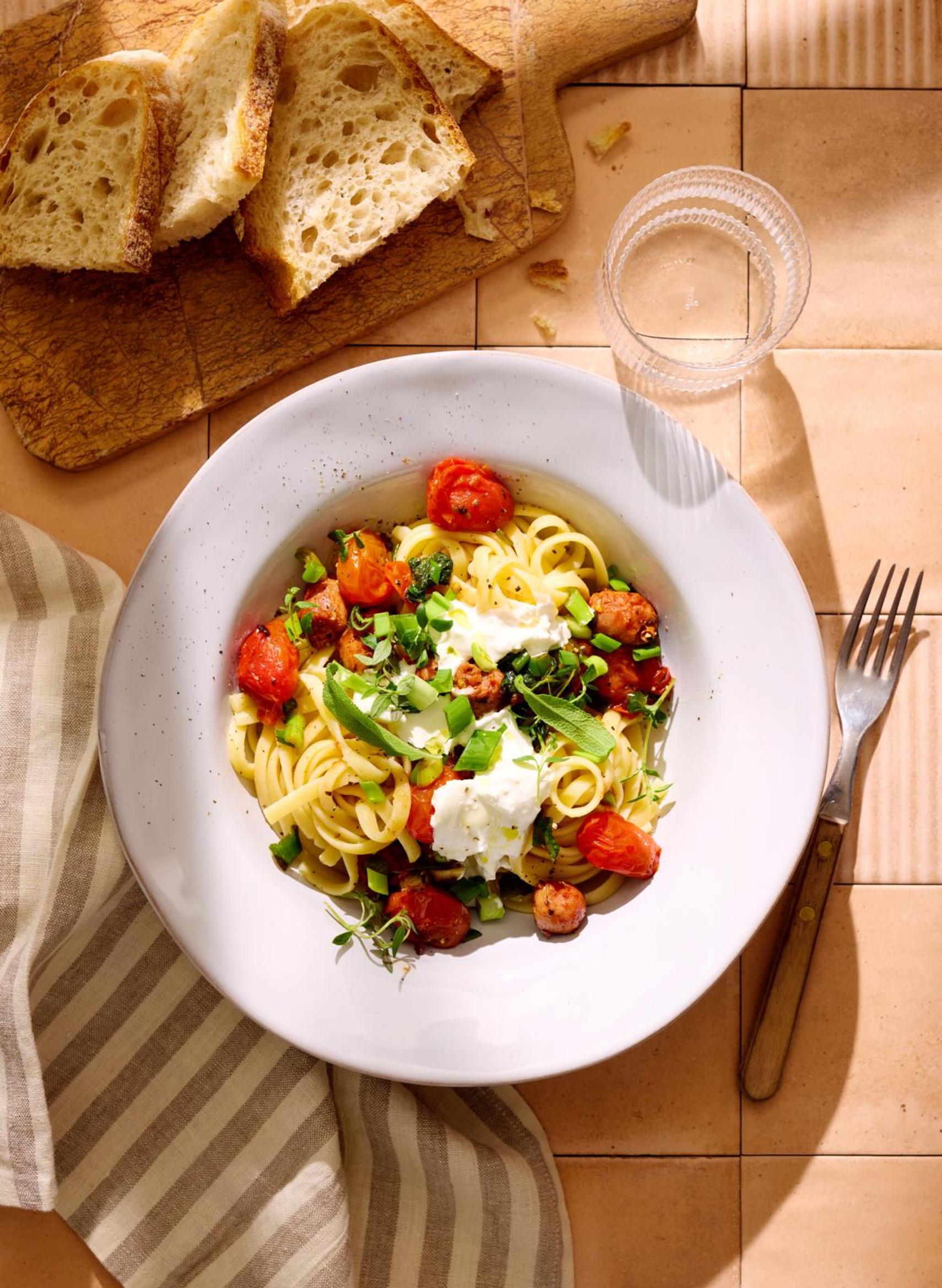 Italialainen kesäpasta  valmistuu nopeasti raakamakkarasta ja  kirsikkatomaateista – che buono!