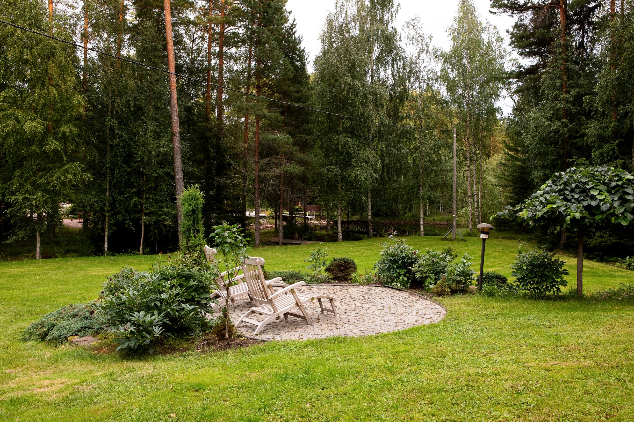 Graniittinoppakivistä tehty patio ja nurmialue