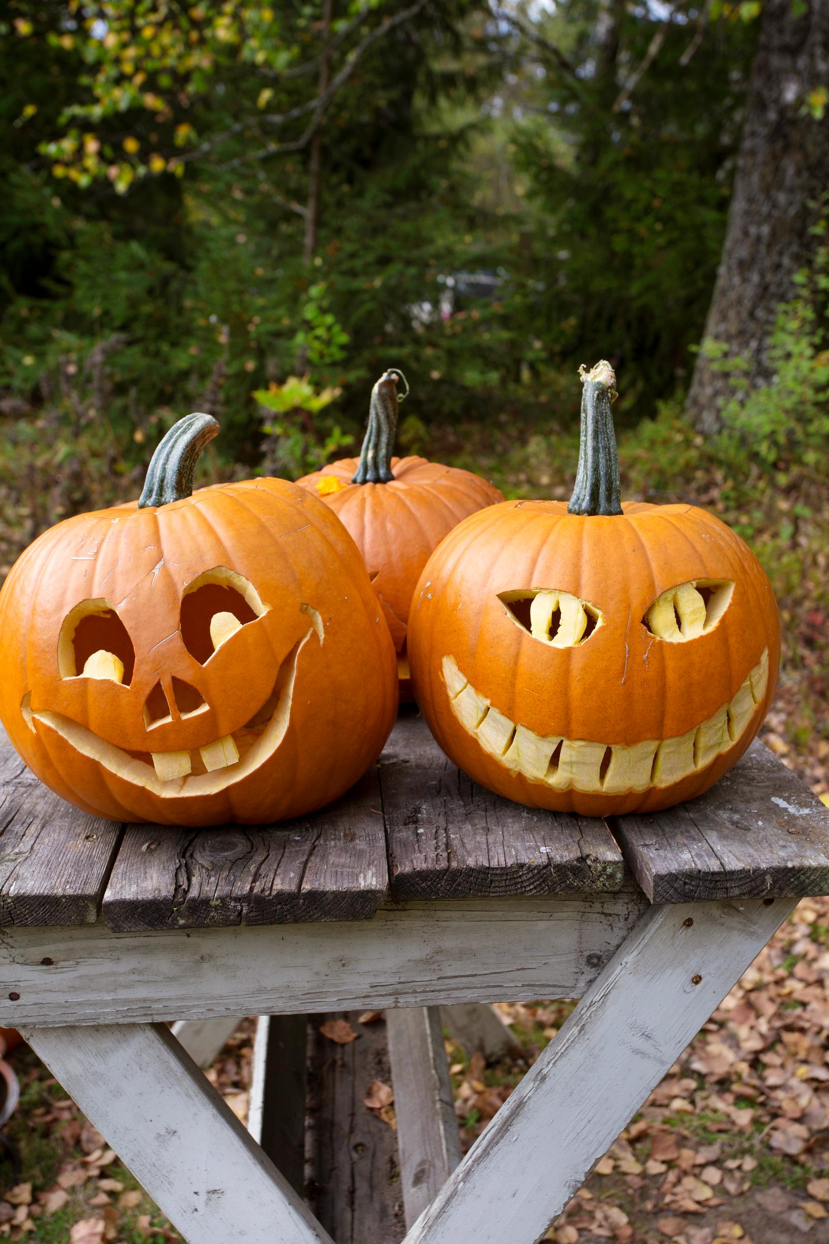 Halloween-kurpitsat ulkopöydällä