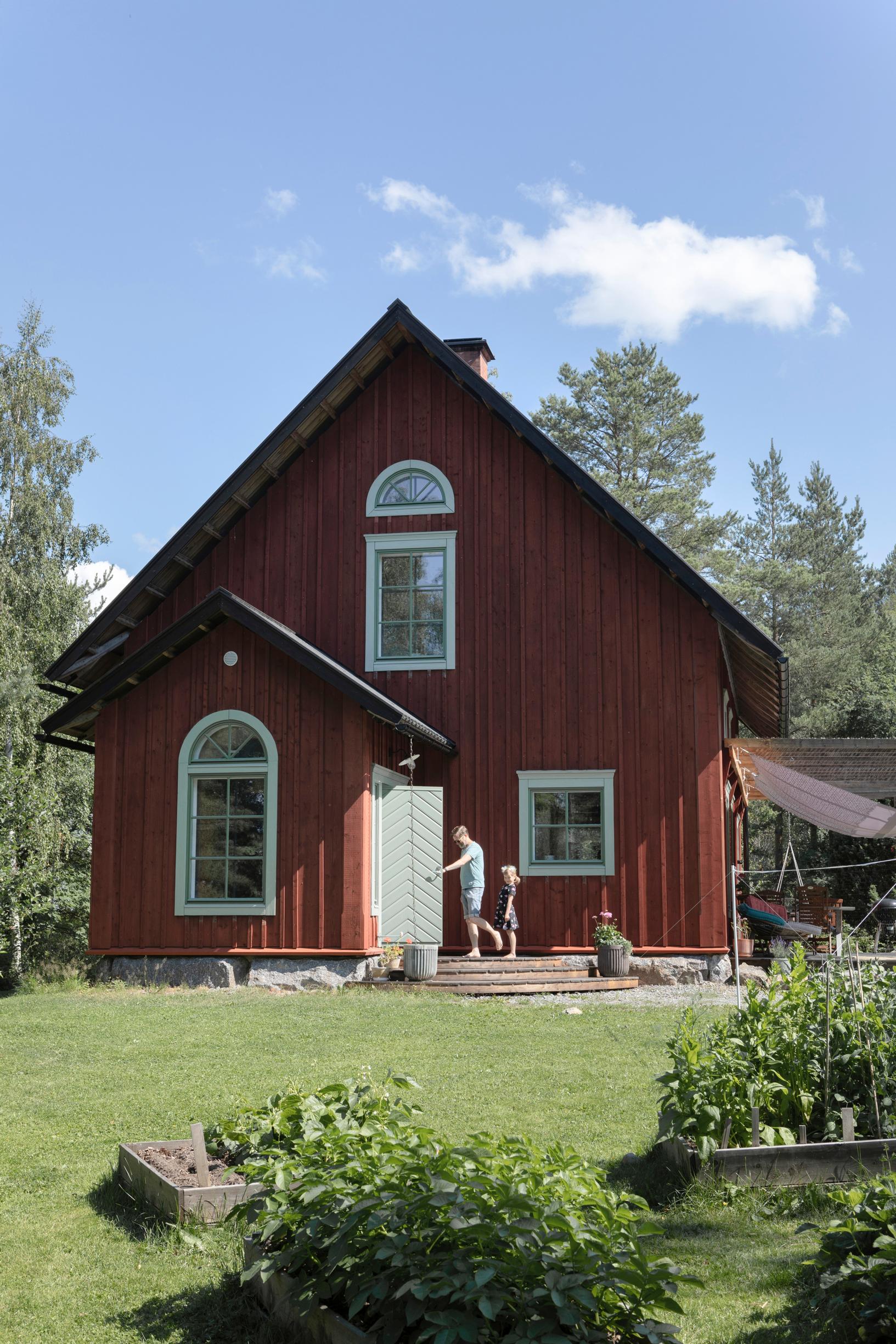 Punamultainen harjakattoinen puutalo