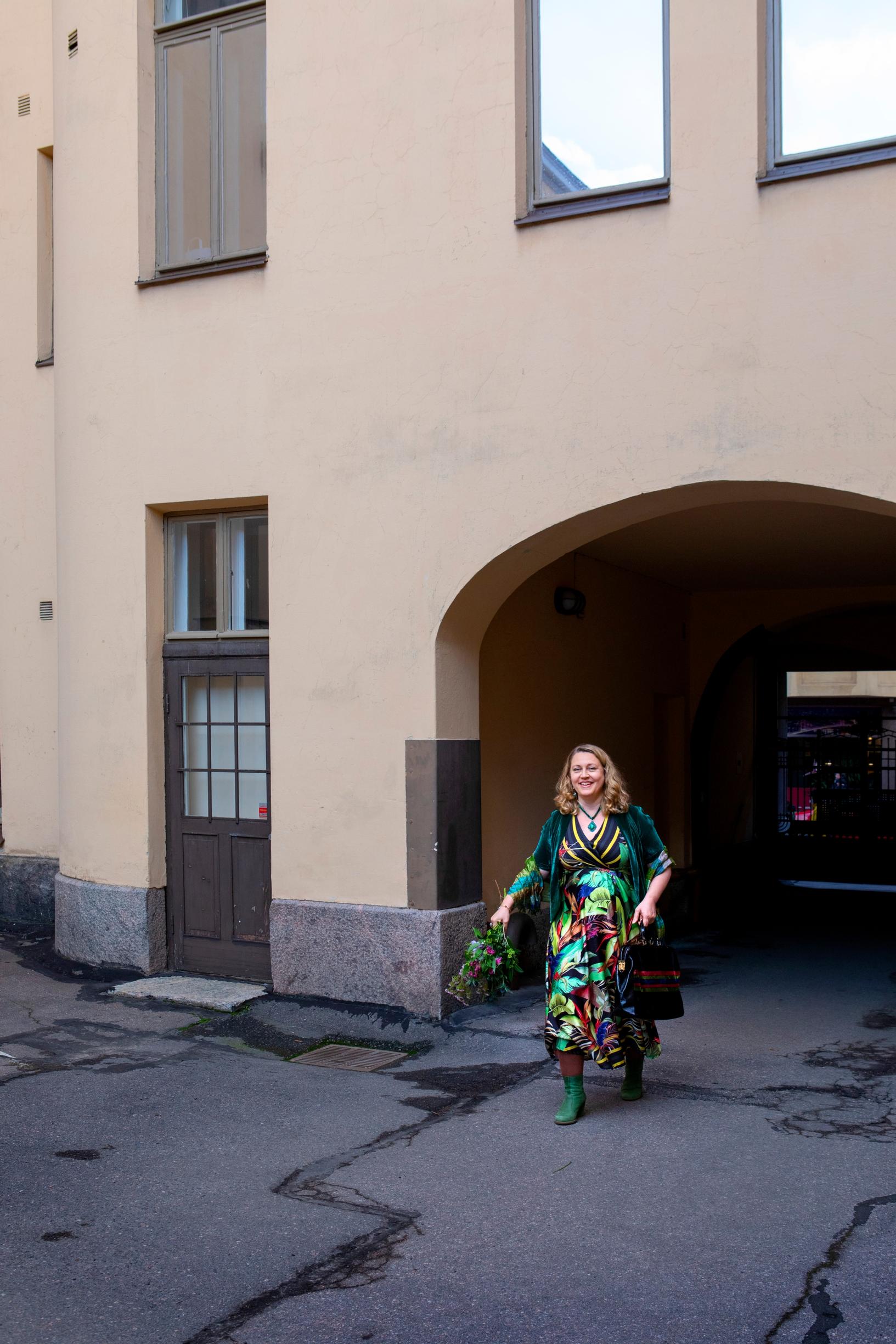 Corinna Floman sisäpihalla